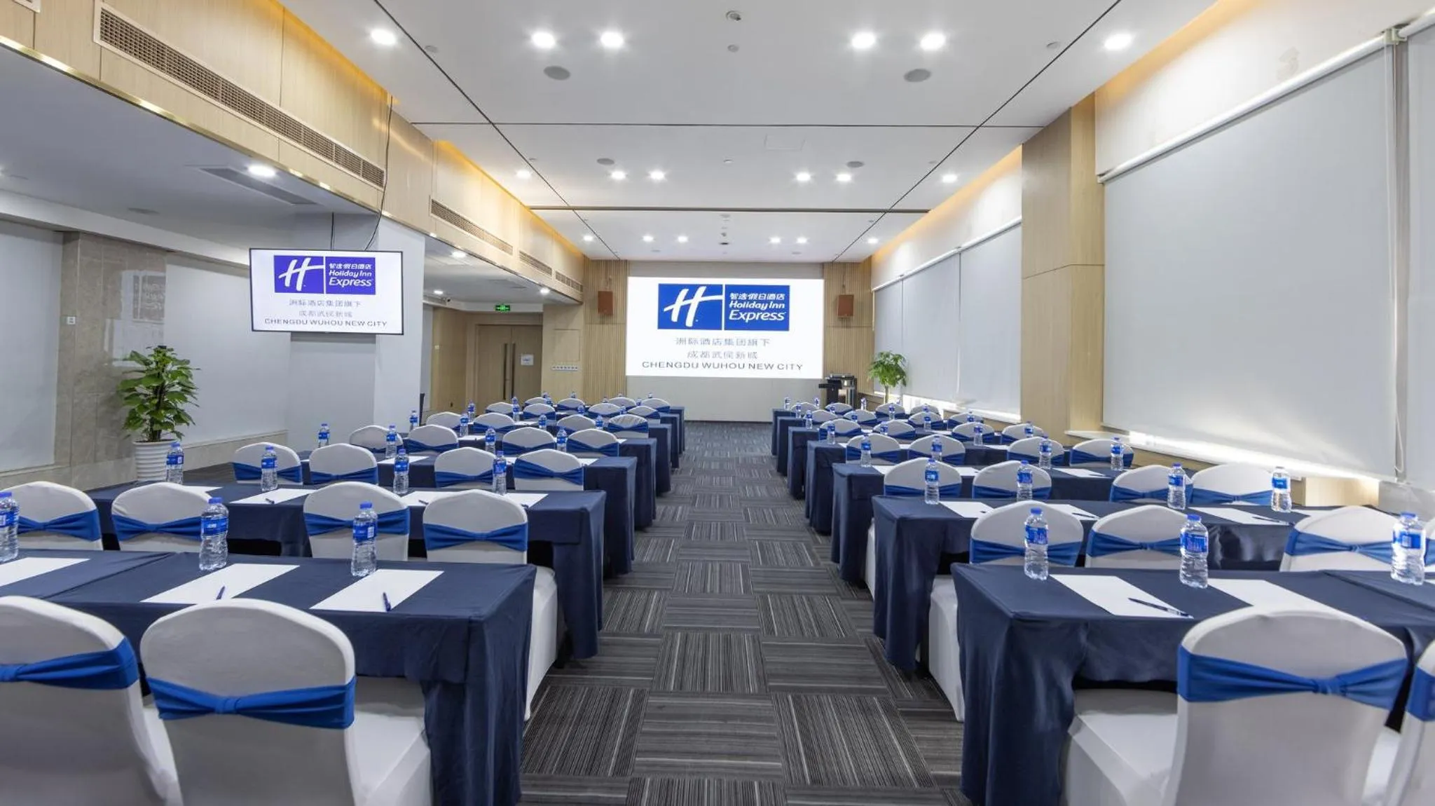 Meeting/conference room in Holiday Inn Express Chengdu Wuhou New City by IHG