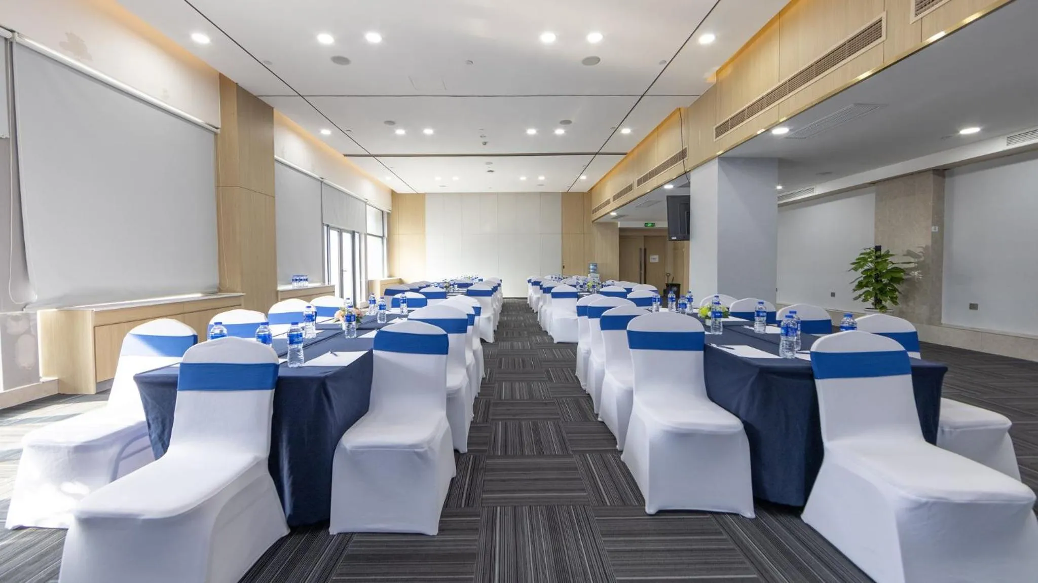 Meeting/conference room in Holiday Inn Express Chengdu Wuhou New City by IHG