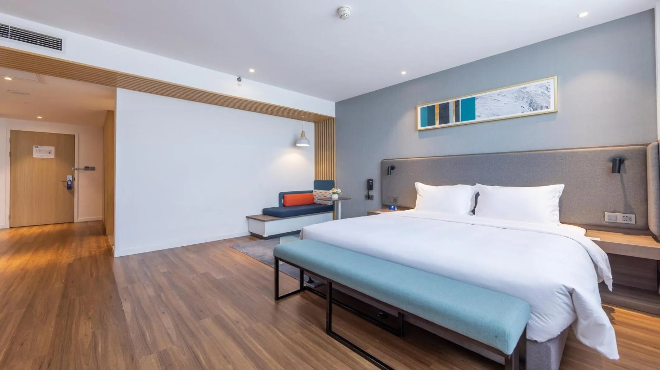 Photo of the whole room, Bed in Holiday Inn Express Chengdu Wuhou New City by IHG