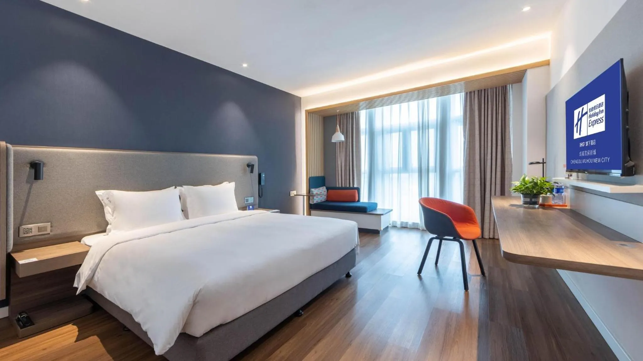 Photo of the whole room, Bed in Holiday Inn Express Chengdu Wuhou New City by IHG