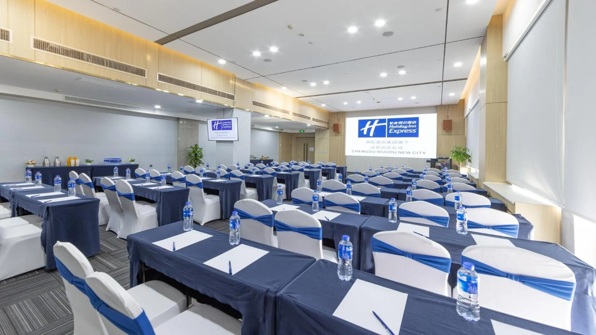 Meeting/conference room in Holiday Inn Express Chengdu Wuhou New City by IHG