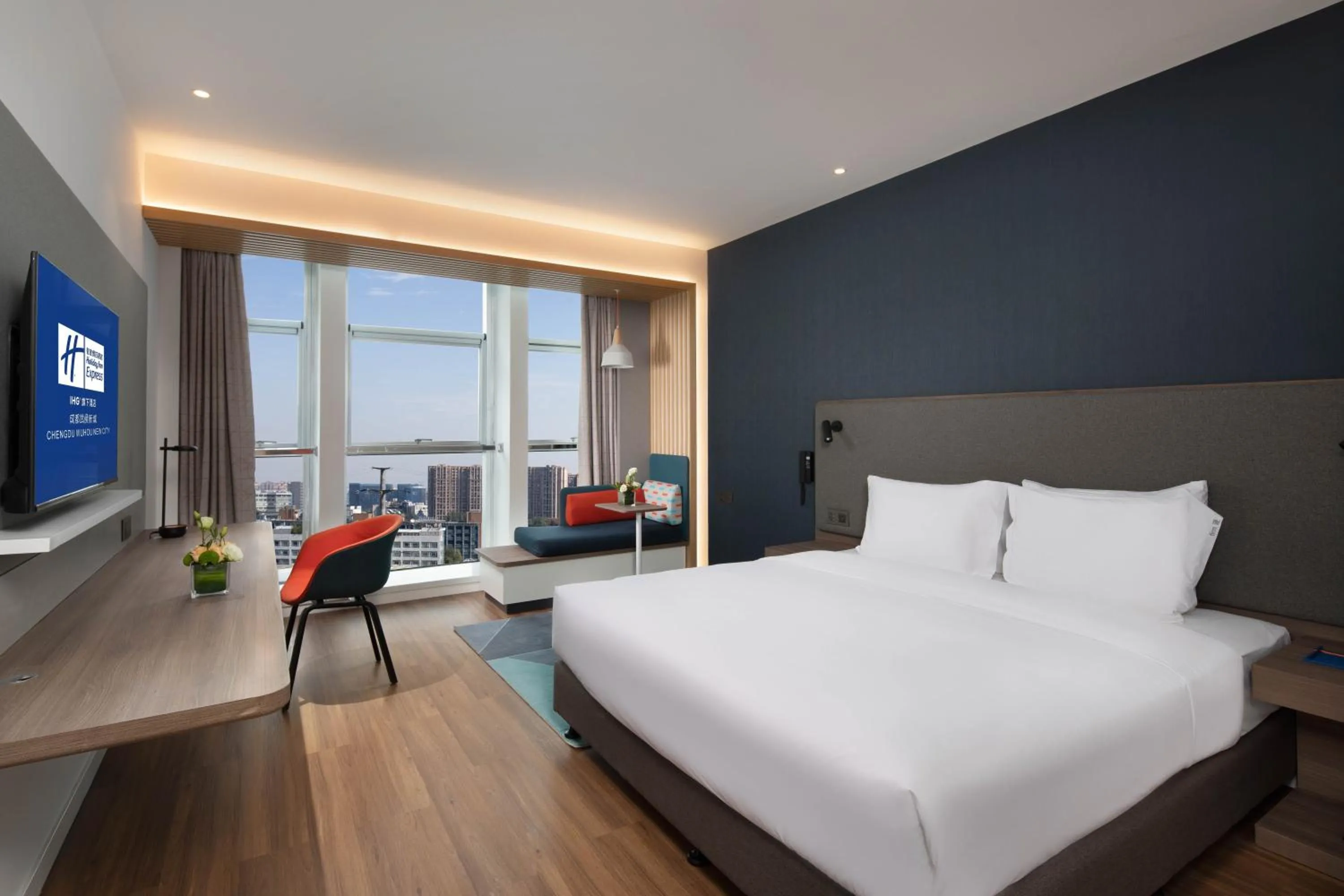Photo of the whole room, Bed in Holiday Inn Express Chengdu Wuhou New City by IHG