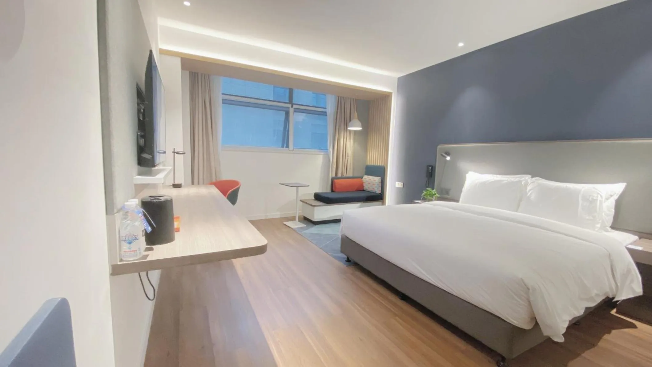 Photo of the whole room, Bed in Holiday Inn Express Chengdu Wuhou New City by IHG