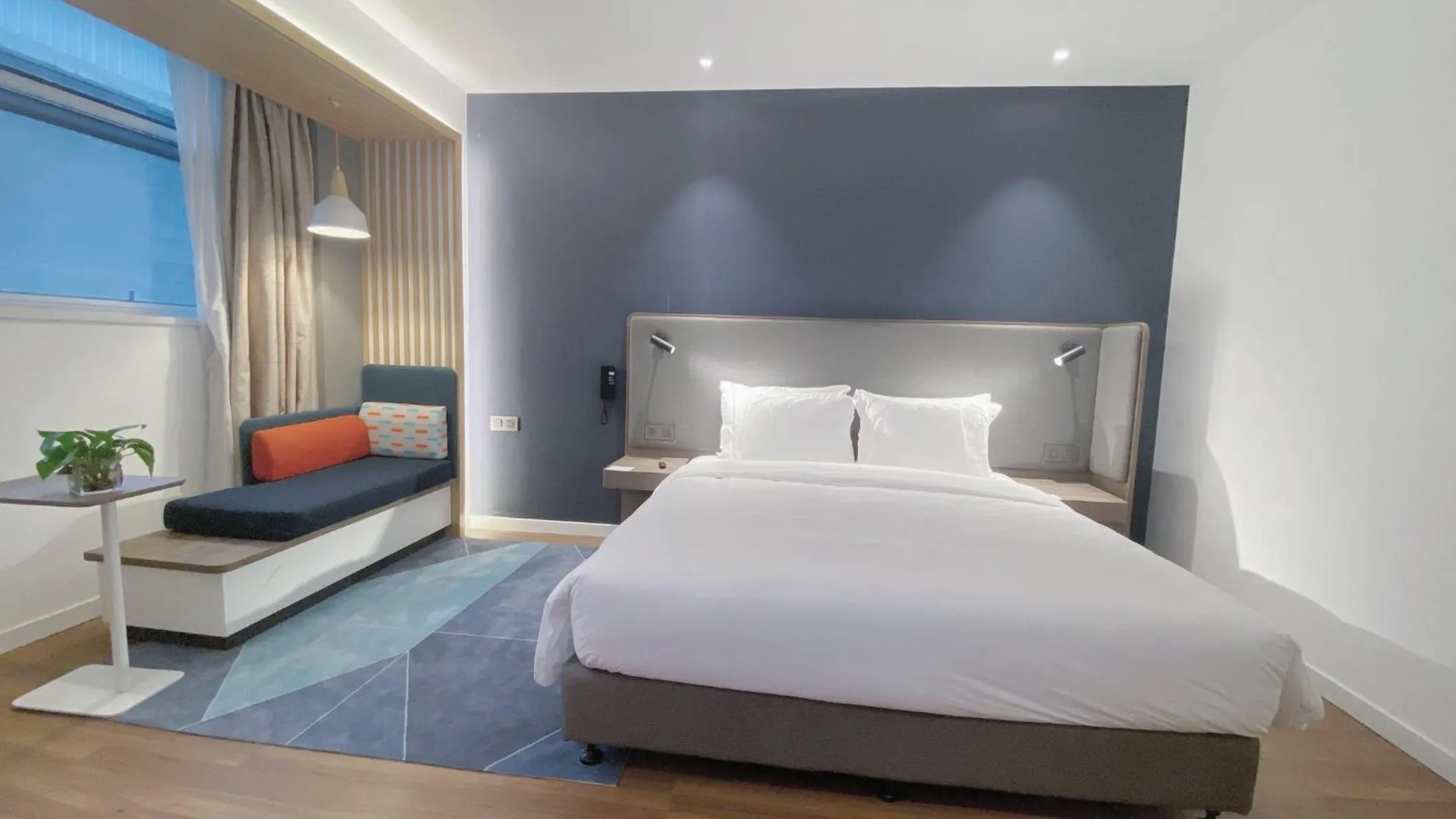 Photo of the whole room, Bed in Holiday Inn Express Chengdu Wuhou New City by IHG