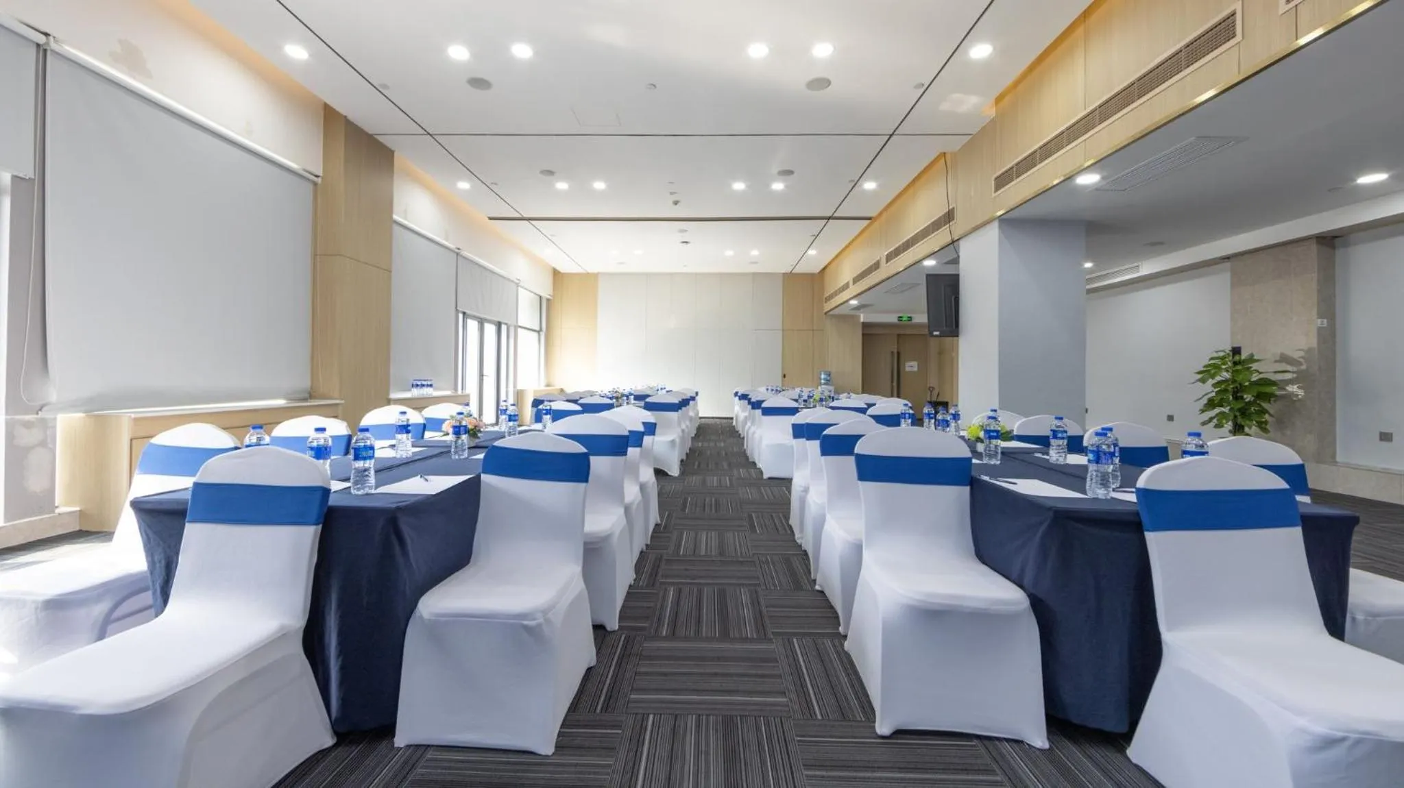 Meeting/conference room in Holiday Inn Express Chengdu Wuhou New City by IHG