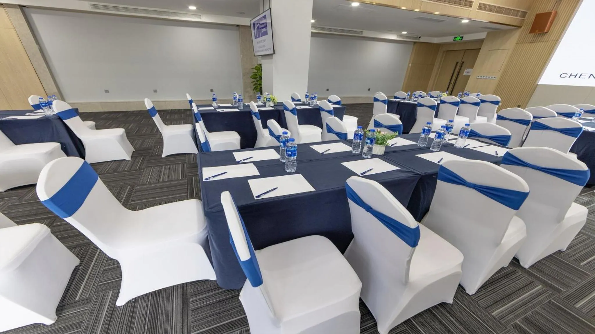 Meeting/conference room in Holiday Inn Express Chengdu Wuhou New City by IHG