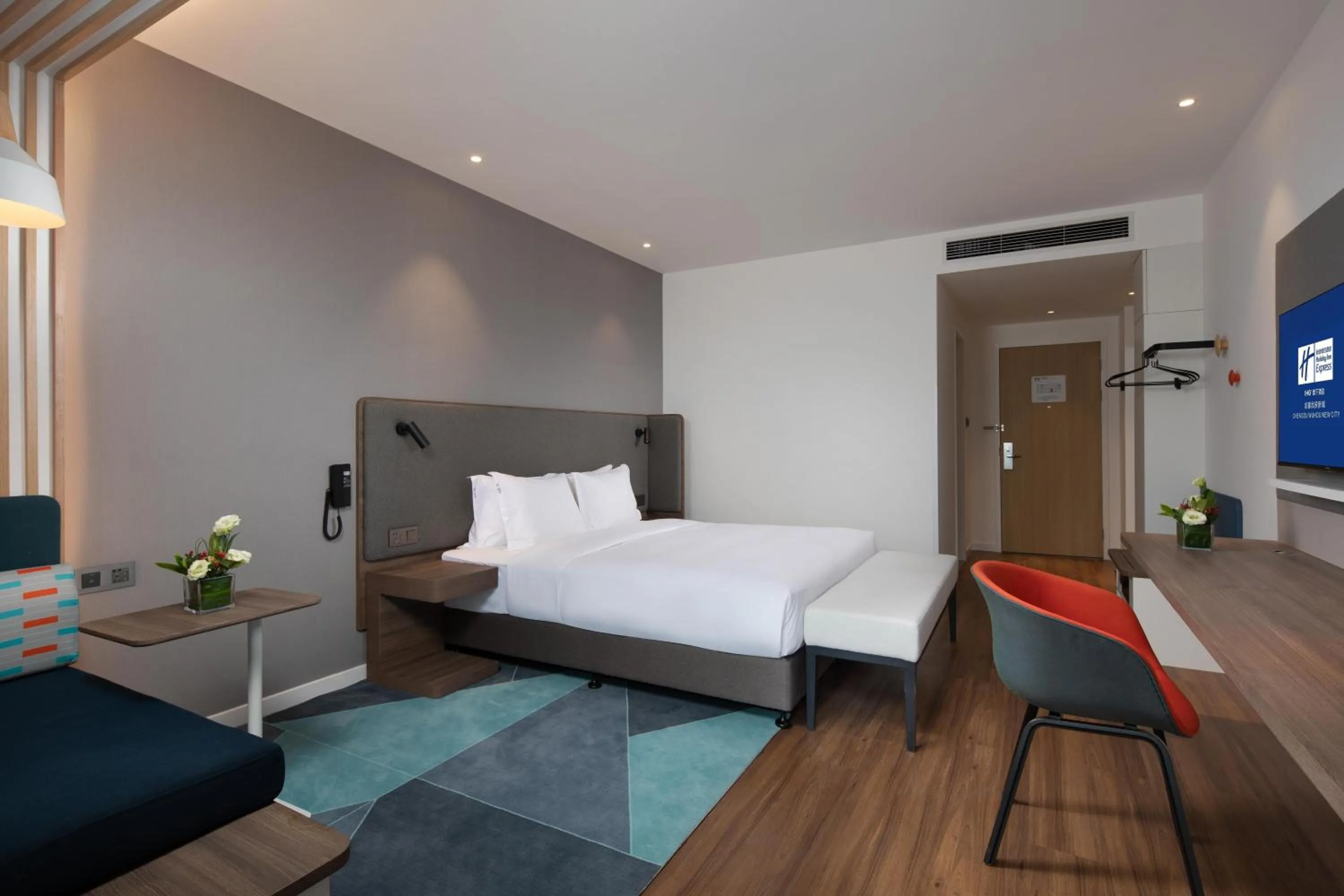 Photo of the whole room, Bed in Holiday Inn Express Chengdu Wuhou New City by IHG