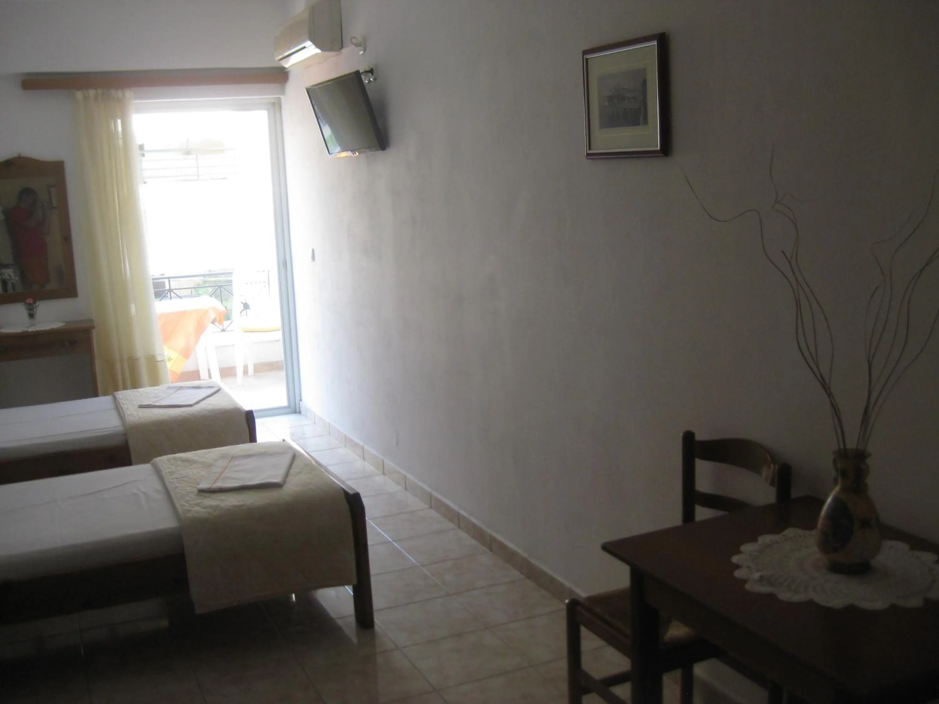 Photo of the whole room, Bed in Agalos Studios