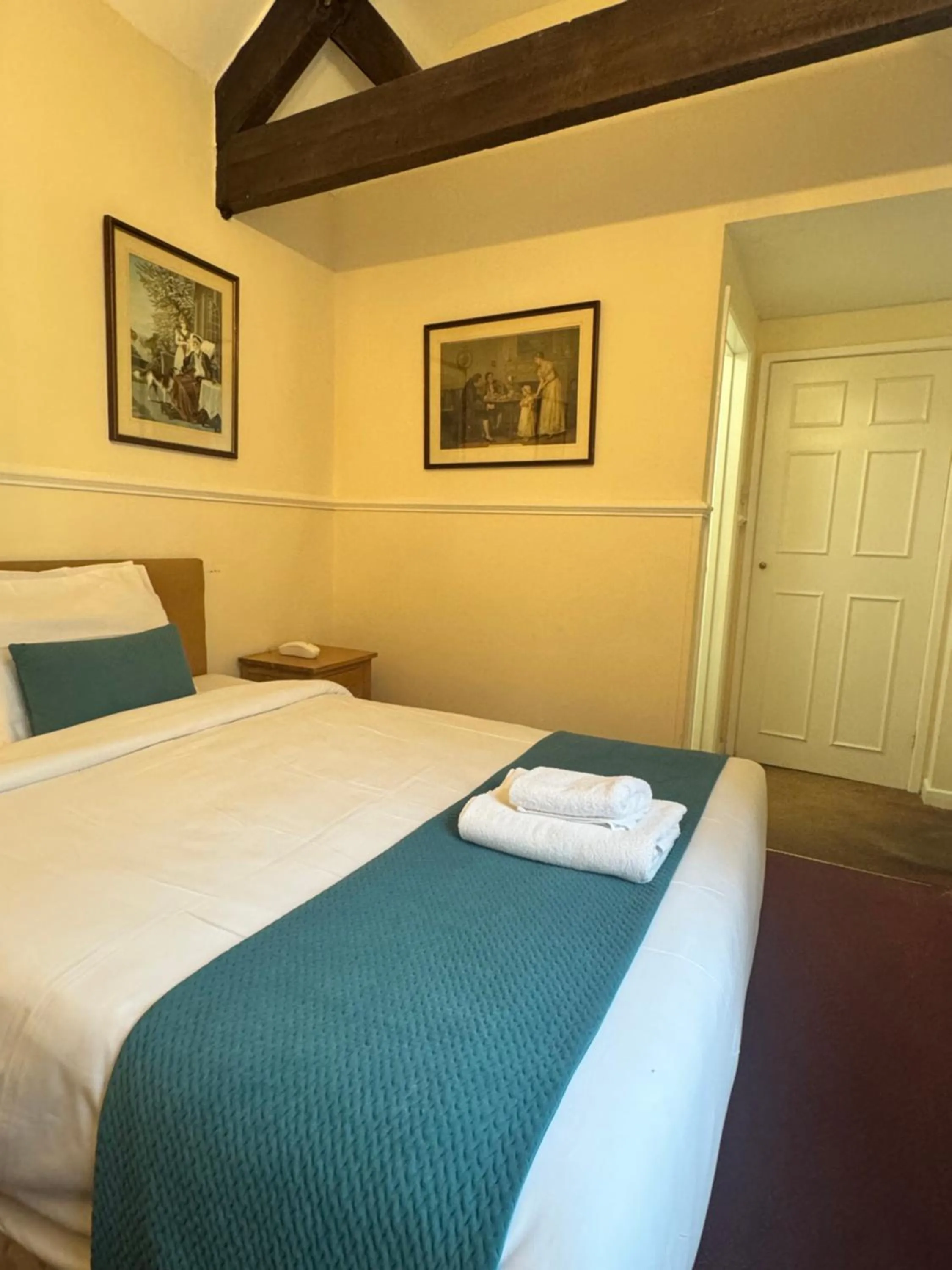 Bedroom, Bed in Crown Hotel Cotswold