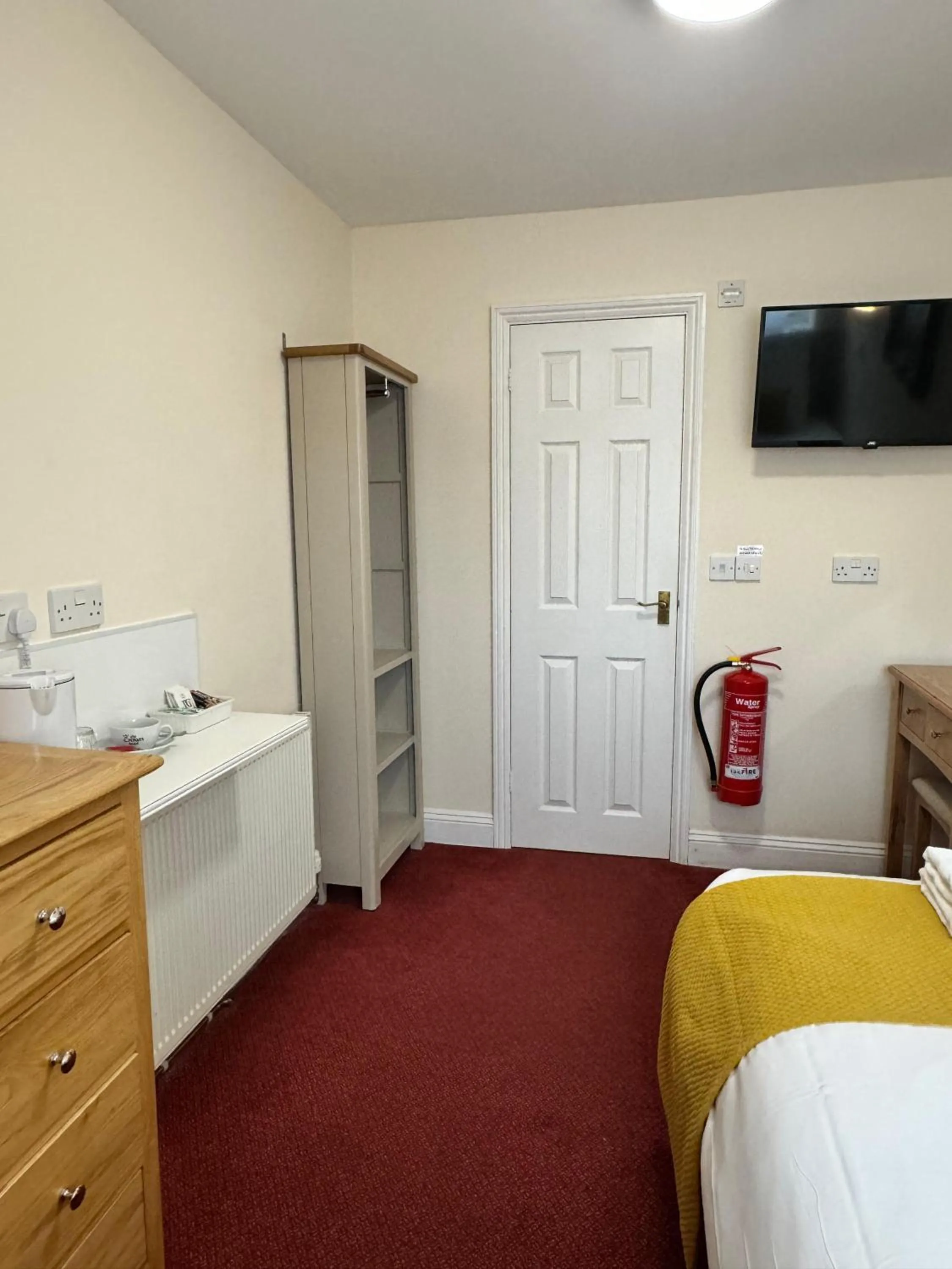 Bedroom, Bed in Crown Hotel Cotswold