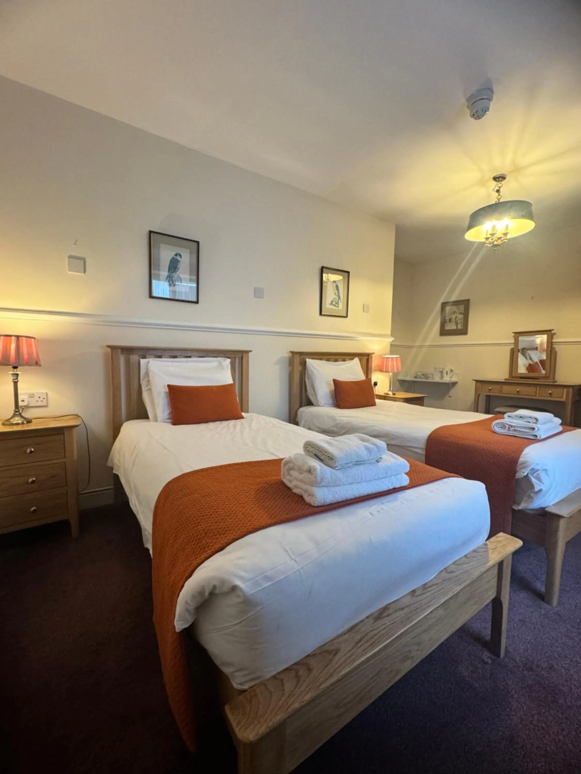Bedroom, Bed in Crown Hotel Cotswold