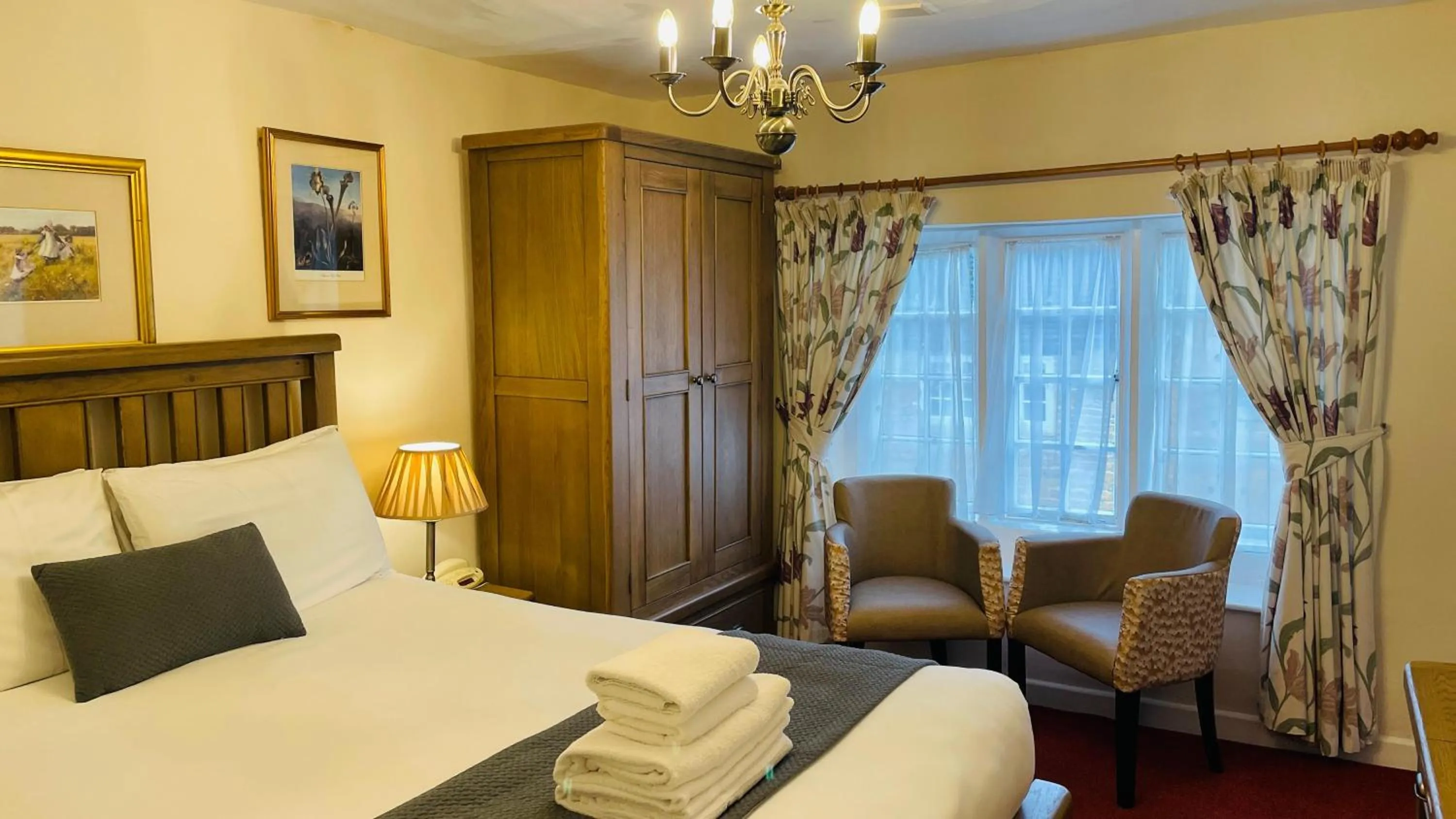 Bedroom, Bed in Crown Hotel Cotswold