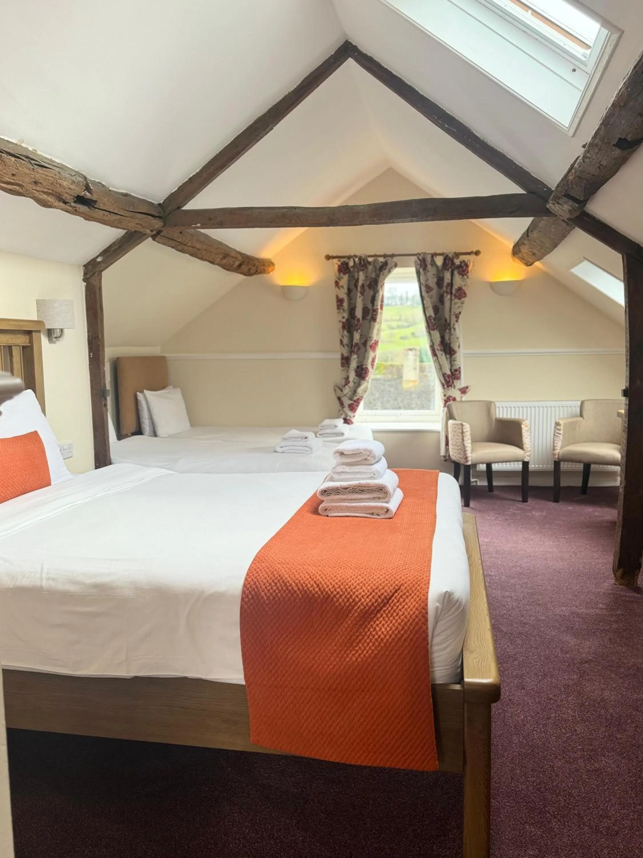 Bedroom, Bed in Crown Hotel Cotswold