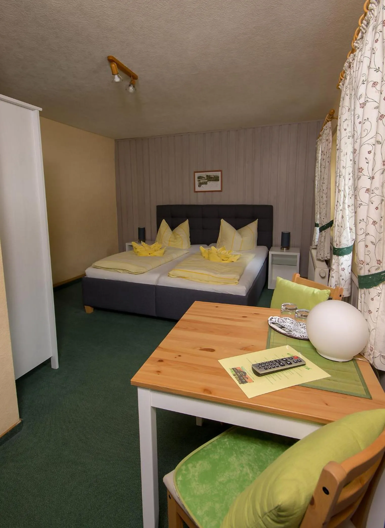 Photo of the whole room, Bed in Pension Immergrün