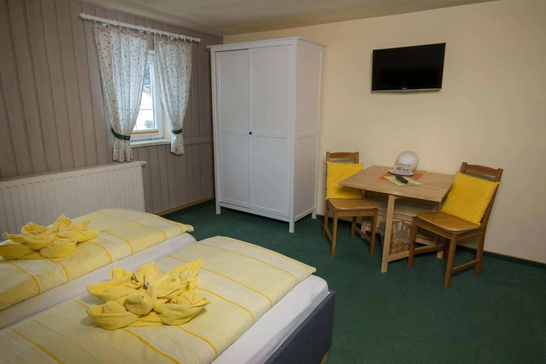 Photo of the whole room, Bed in Pension Immergrün
