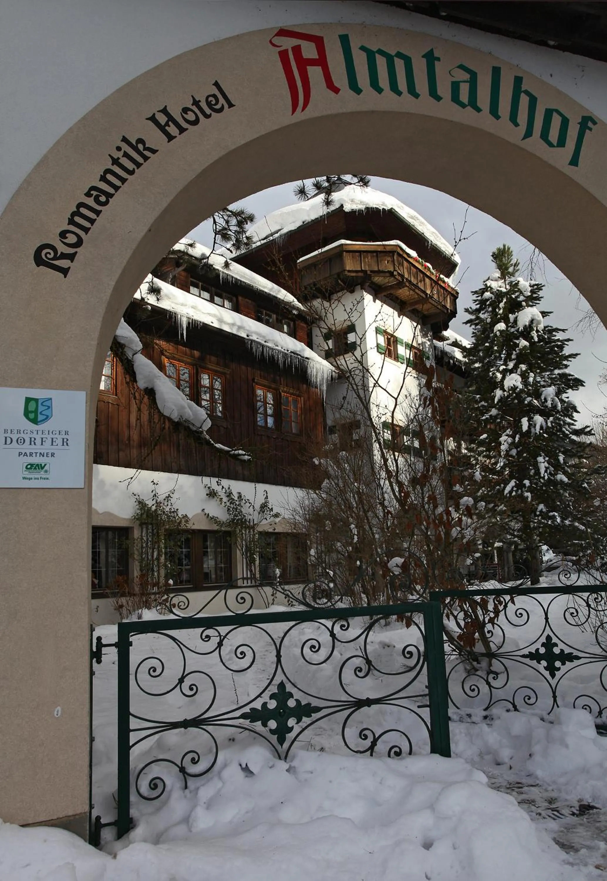 Facade/entrance in Romantikhotel Almtalhof