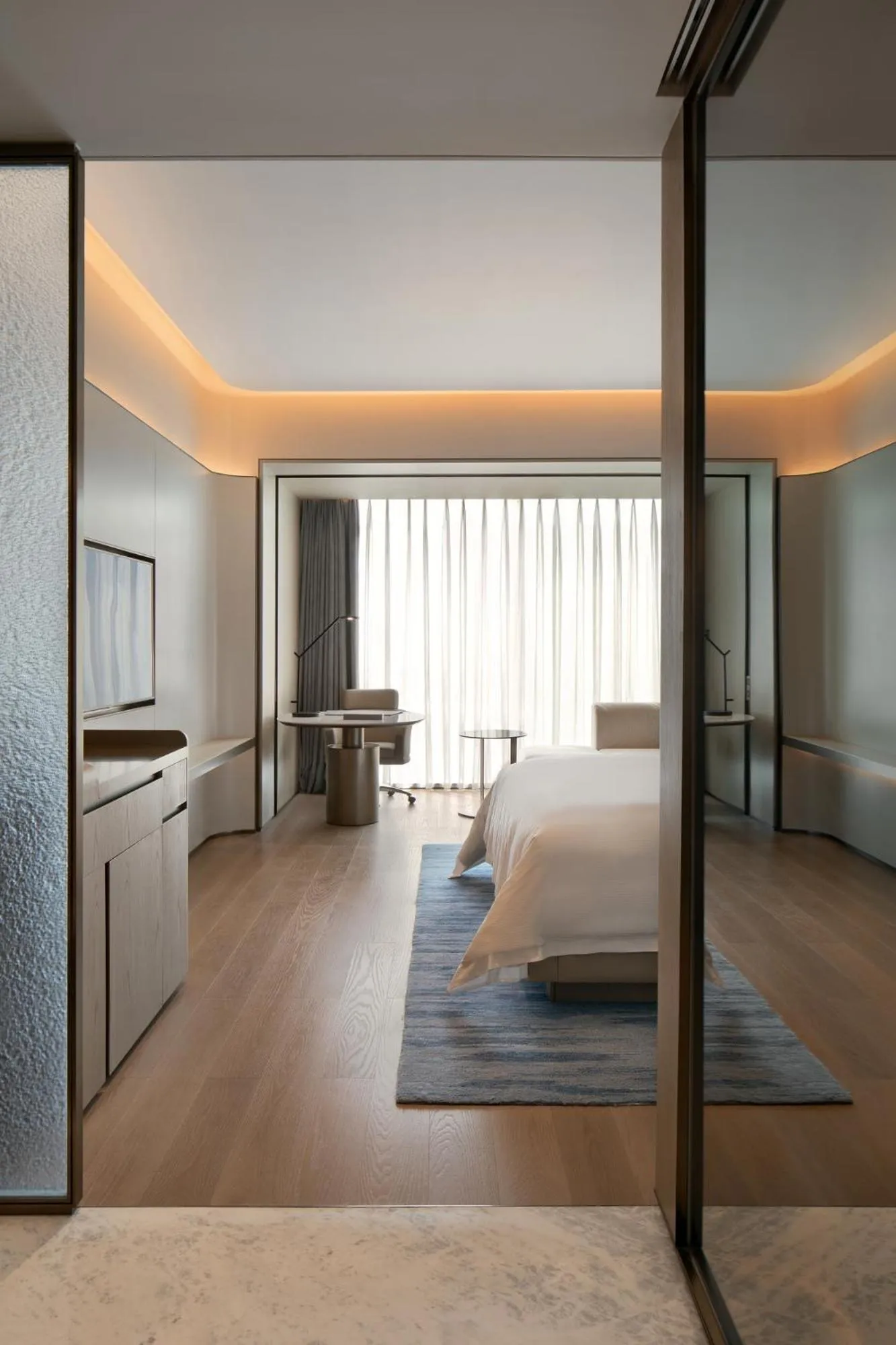 Photo of the whole room, Bed in Hilton Shenzhen World Exhibition & Convention Center - Only 5 minutes' walk to WECC