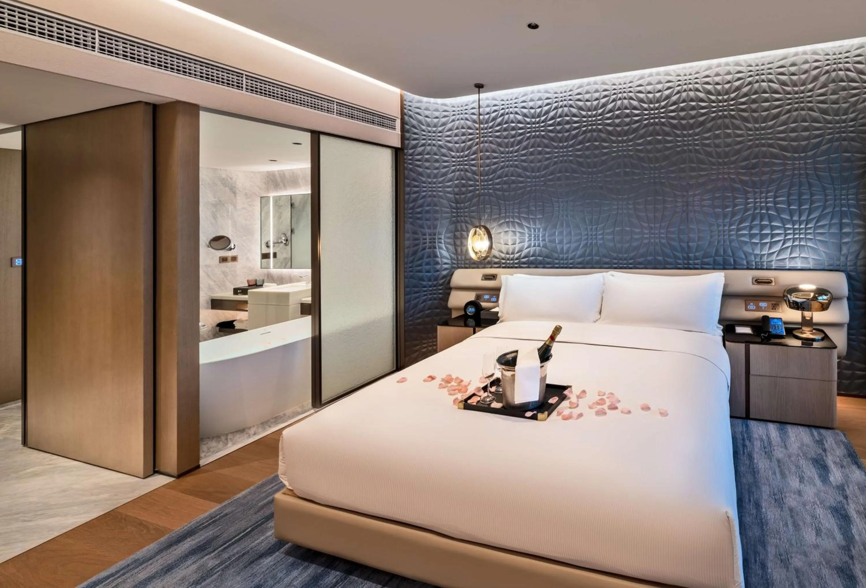 Bed in Hilton Shenzhen World Exhibition & Convention Center - Only 5 minutes' walk to WECC