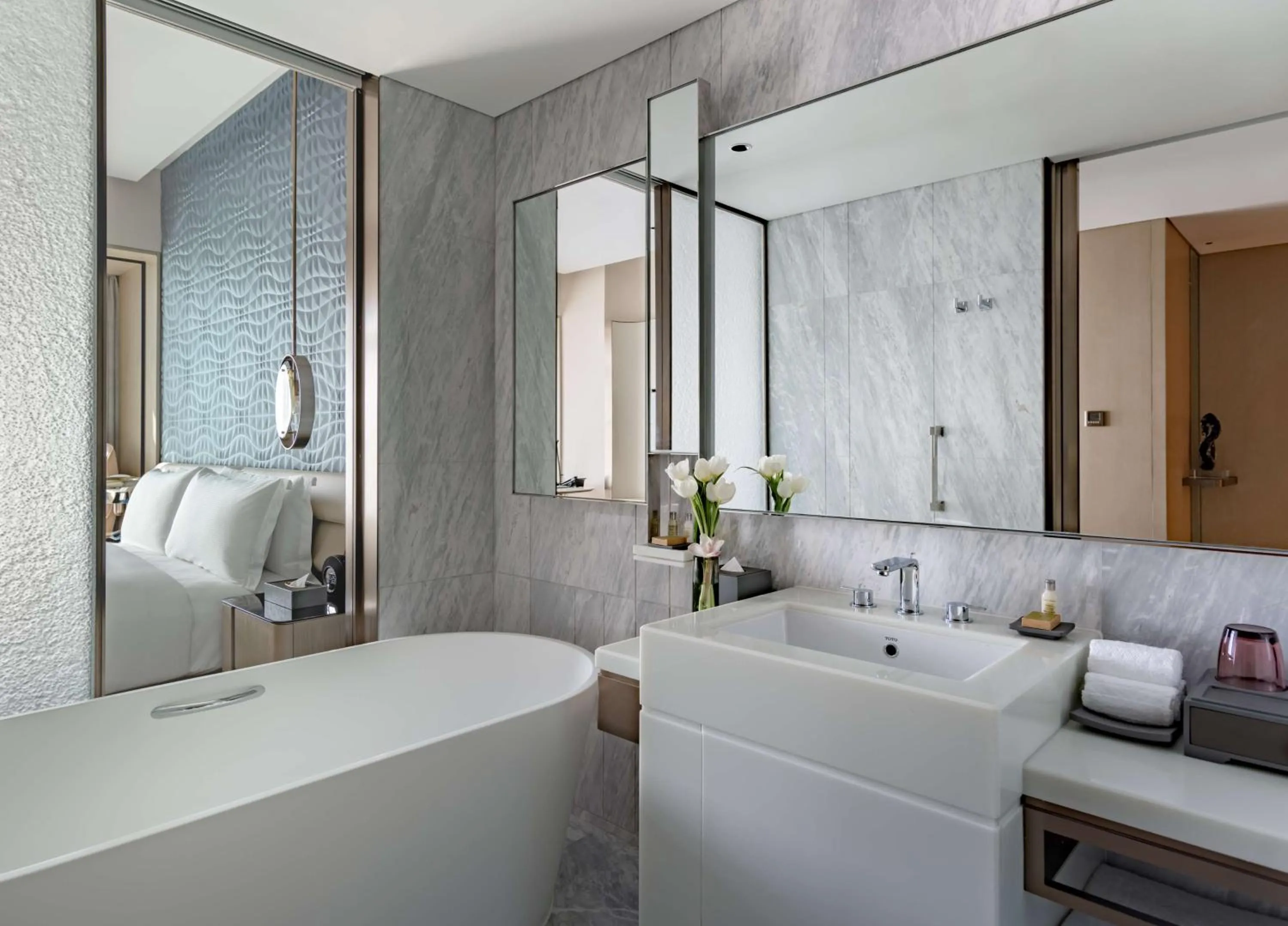 Bathroom, Bed in Hilton Shenzhen World Exhibition & Convention Center - Only 5 minutes' walk to WECC