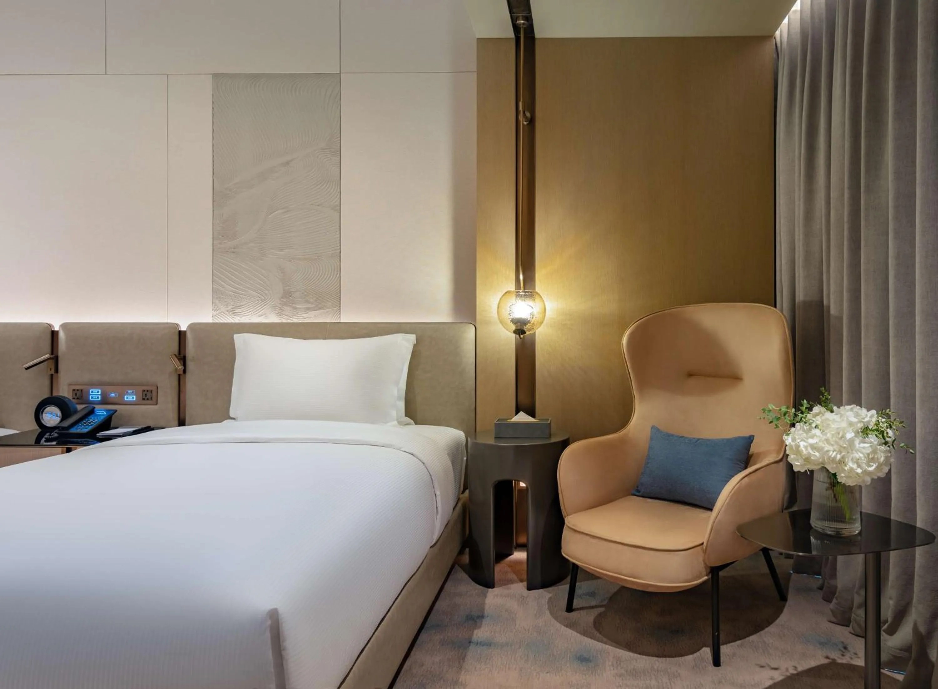 Bed in Hilton Shenzhen World Exhibition & Convention Center - Only 5 minutes' walk to WECC