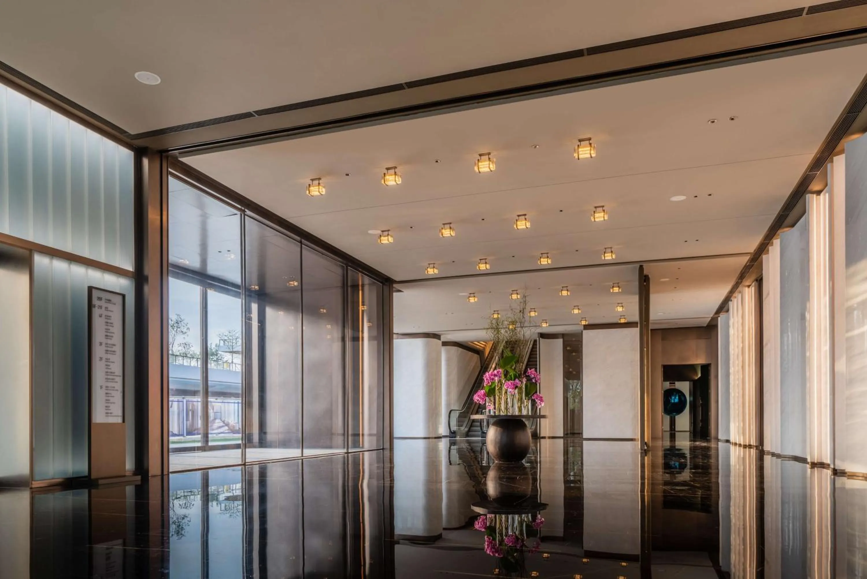 Lobby or reception in Hilton Shenzhen World Exhibition & Convention Center - Only 5 minutes' walk to WECC