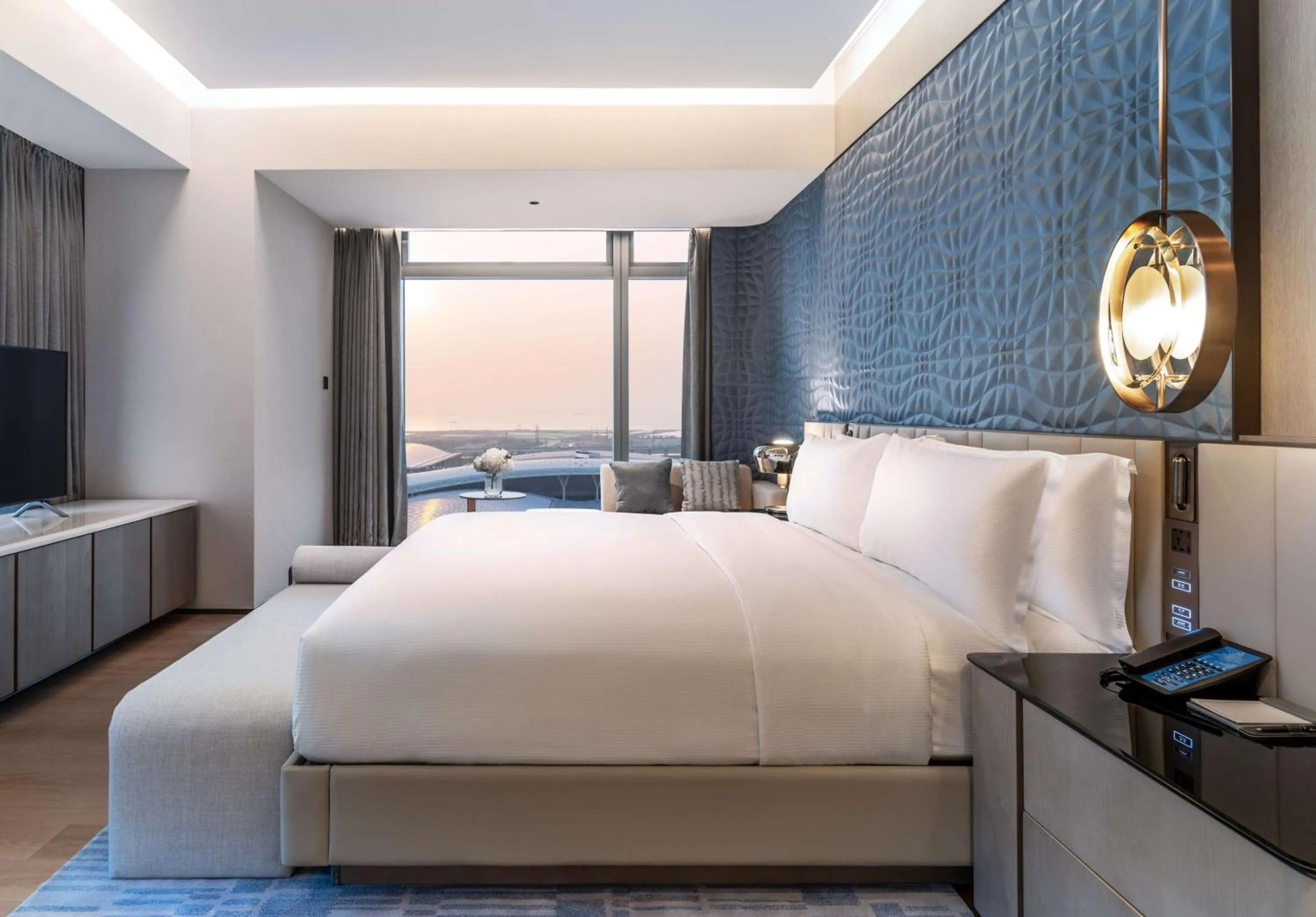 Bedroom, Bed in Hilton Shenzhen World Exhibition & Convention Center - Only 5 minutes' walk to WECC