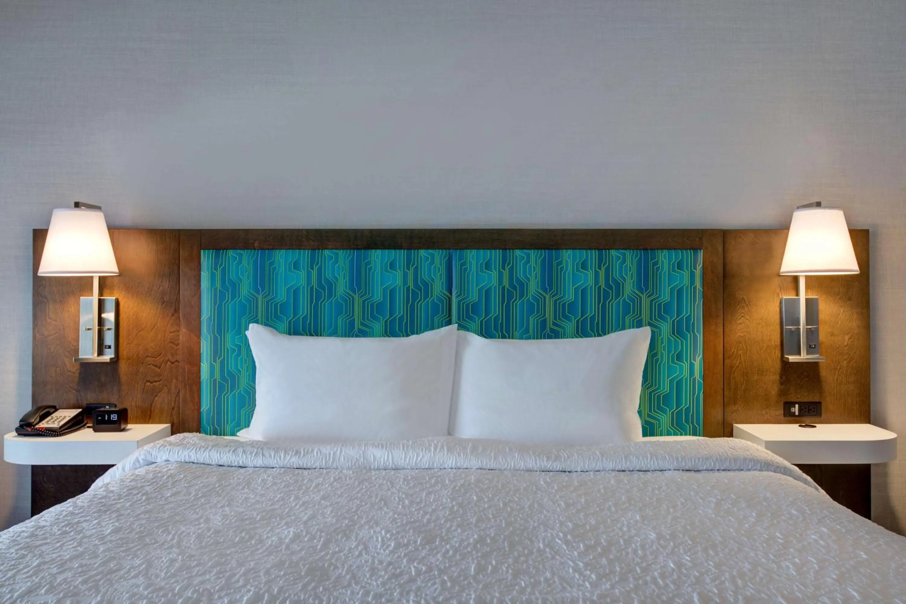 Bed in Hampton Inn Brockville, On