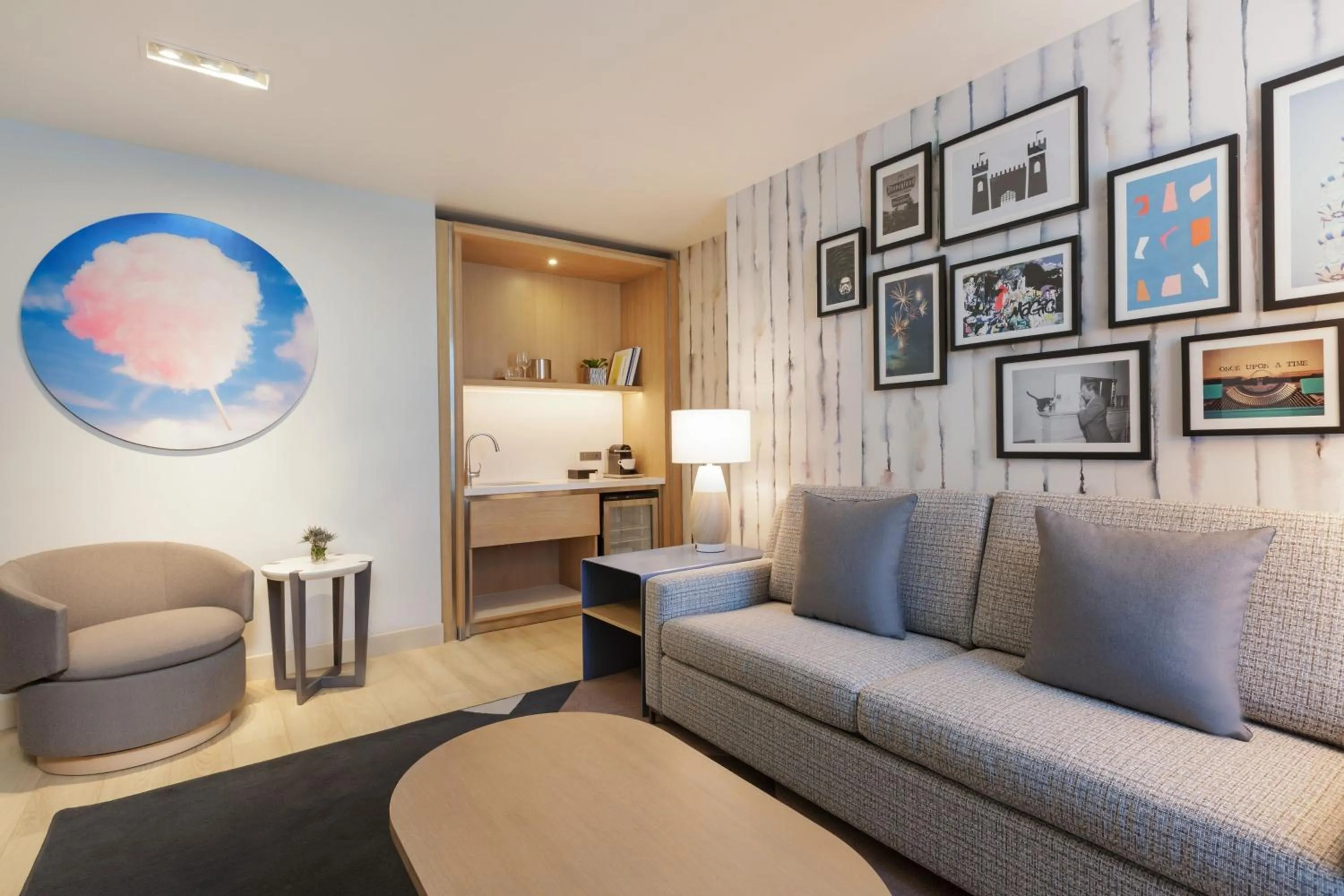 Lounge or bar in The Viv Hotel, Anaheim, a Tribute Portfolio Hotel