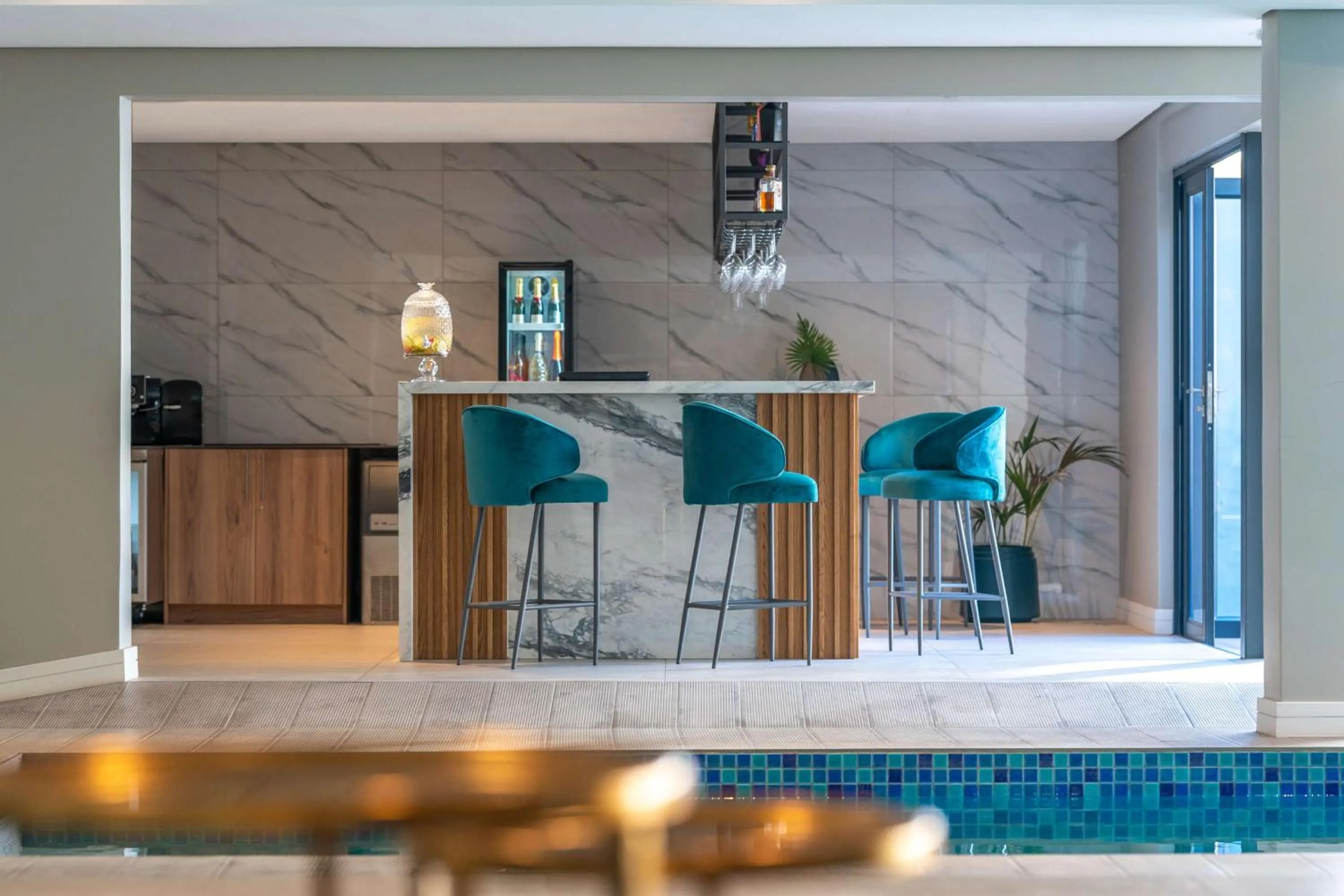 Lounge or bar in Radisson Hotel and Convention Centre OR Tambo Airport