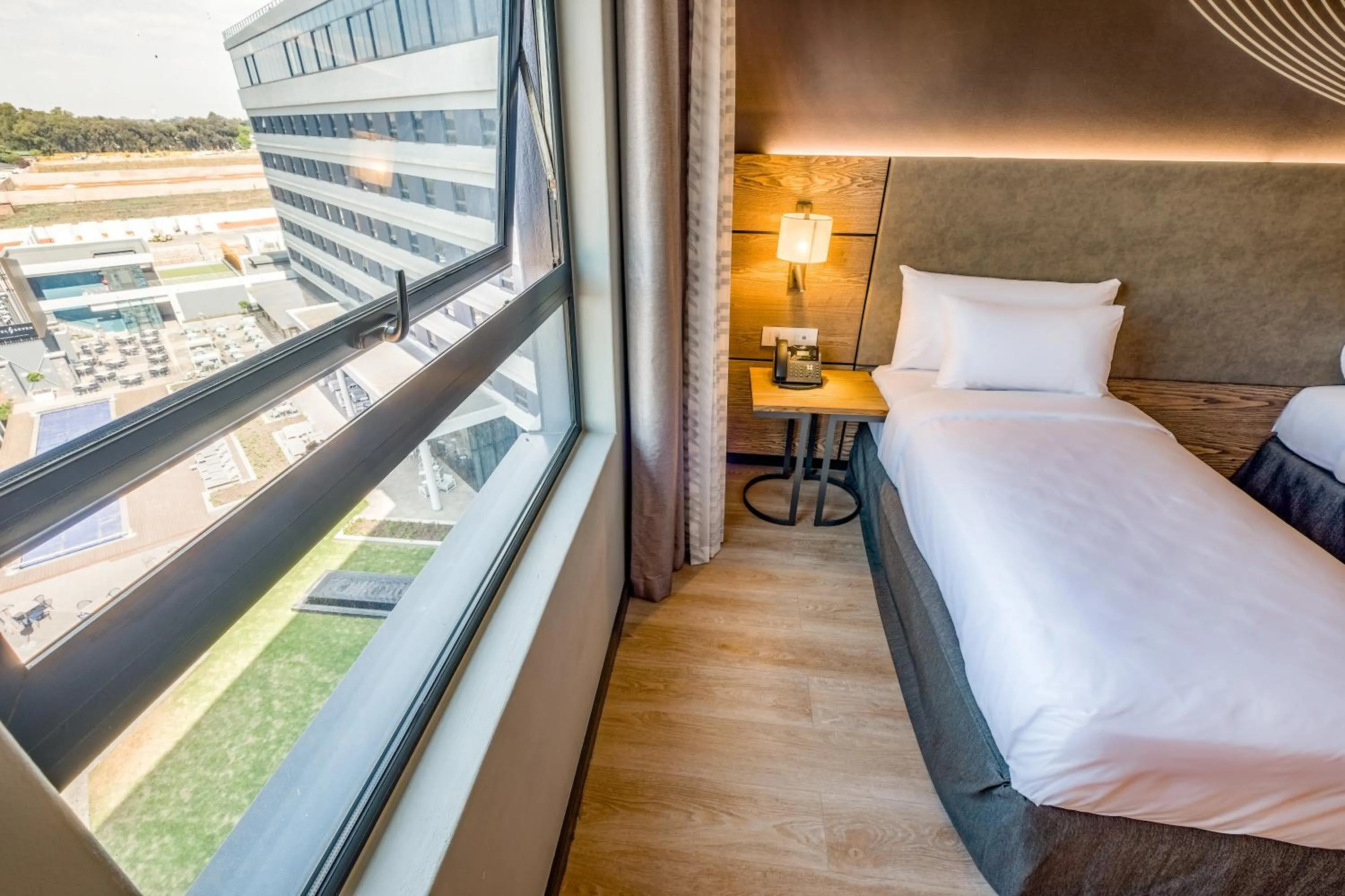 Pool view, Bed in Radisson Hotel and Convention Centre OR Tambo Airport