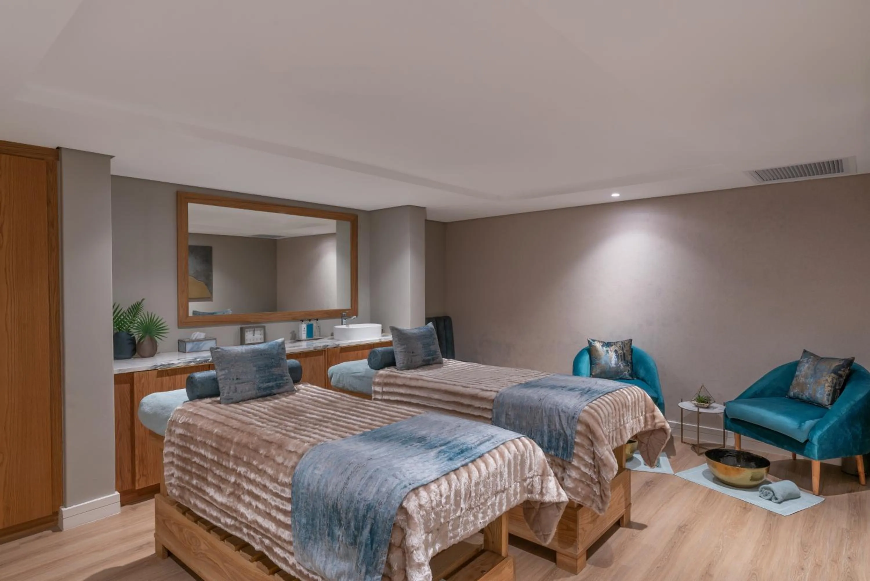 Massage, Bed in Radisson Hotel and Convention Centre OR Tambo Airport