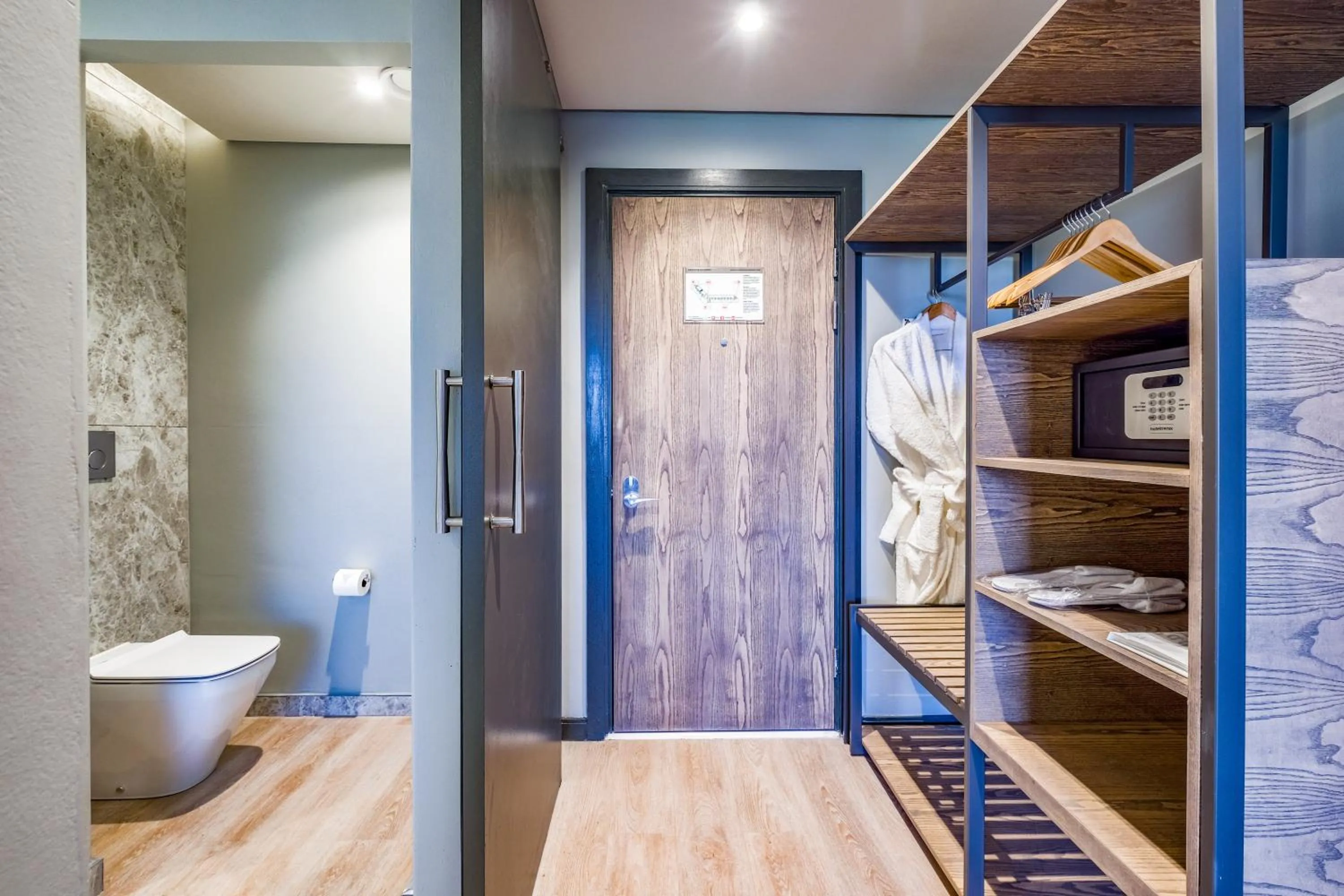 Toilet, Bed in Radisson Hotel and Convention Centre OR Tambo Airport