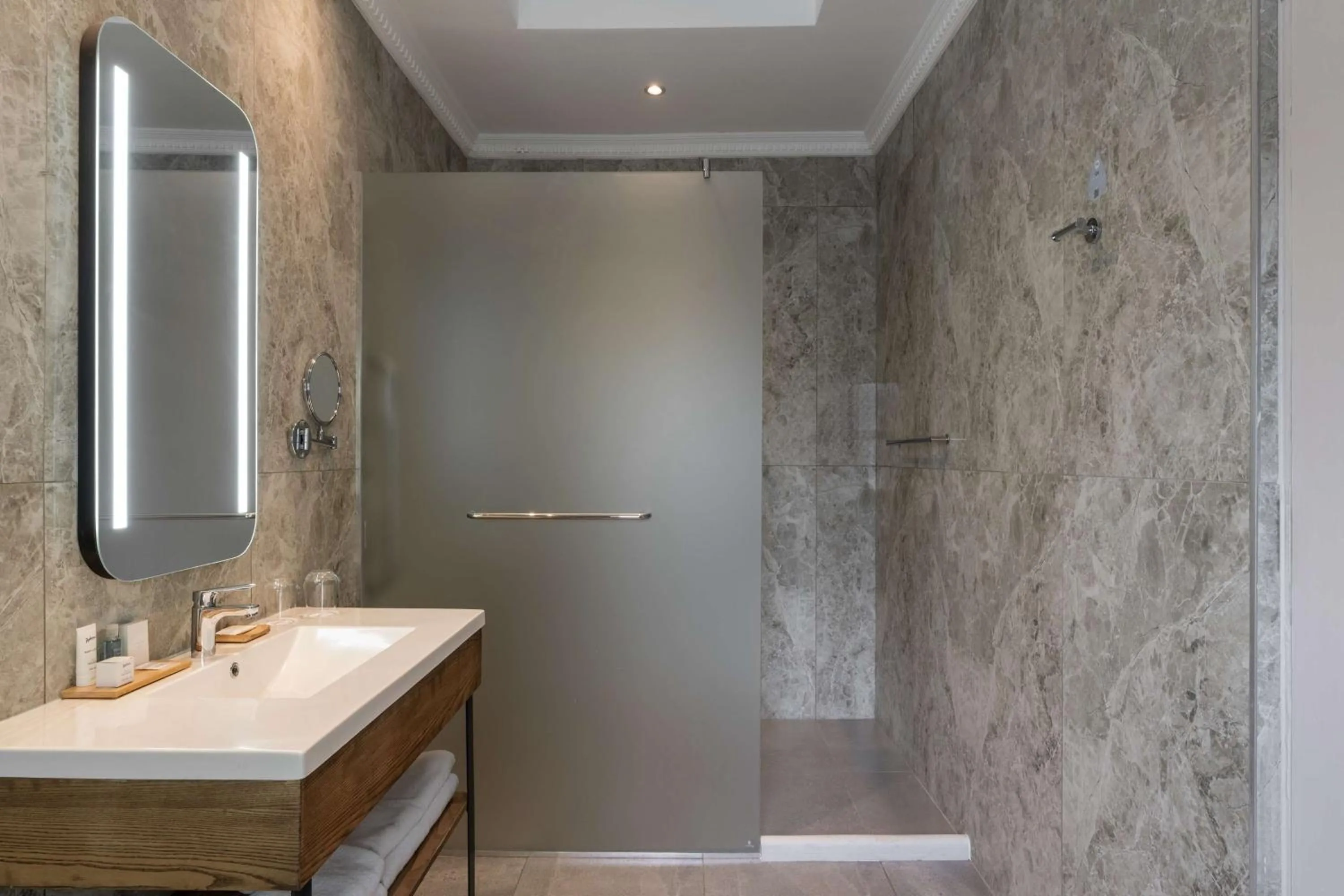 Bathroom in Radisson Hotel and Convention Centre OR Tambo Airport