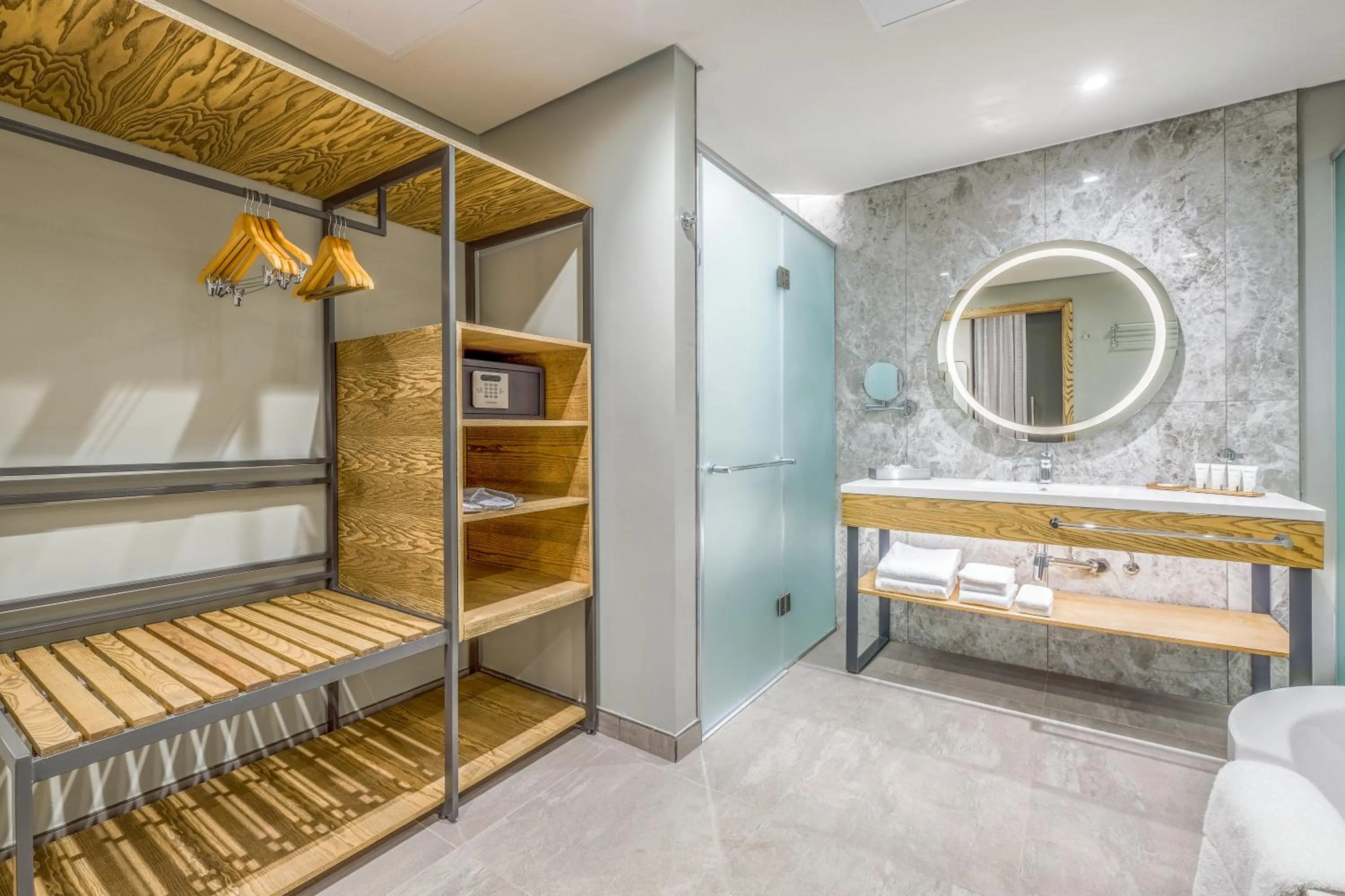 Shower, Bed in Radisson Hotel and Convention Centre OR Tambo Airport