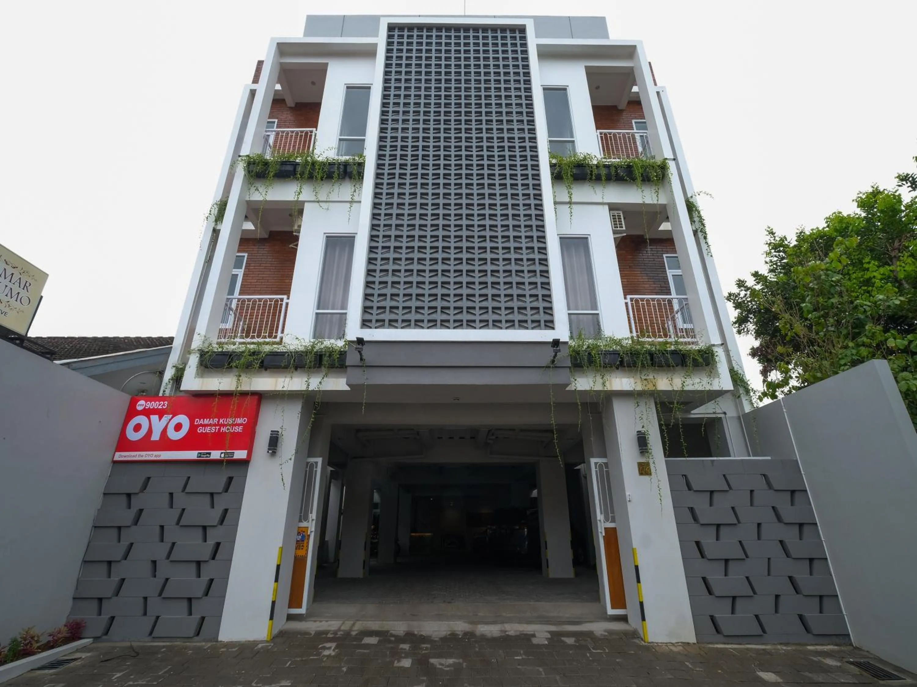 Property building in Super OYO Collection O 90023 Damar Kusumo Guest House