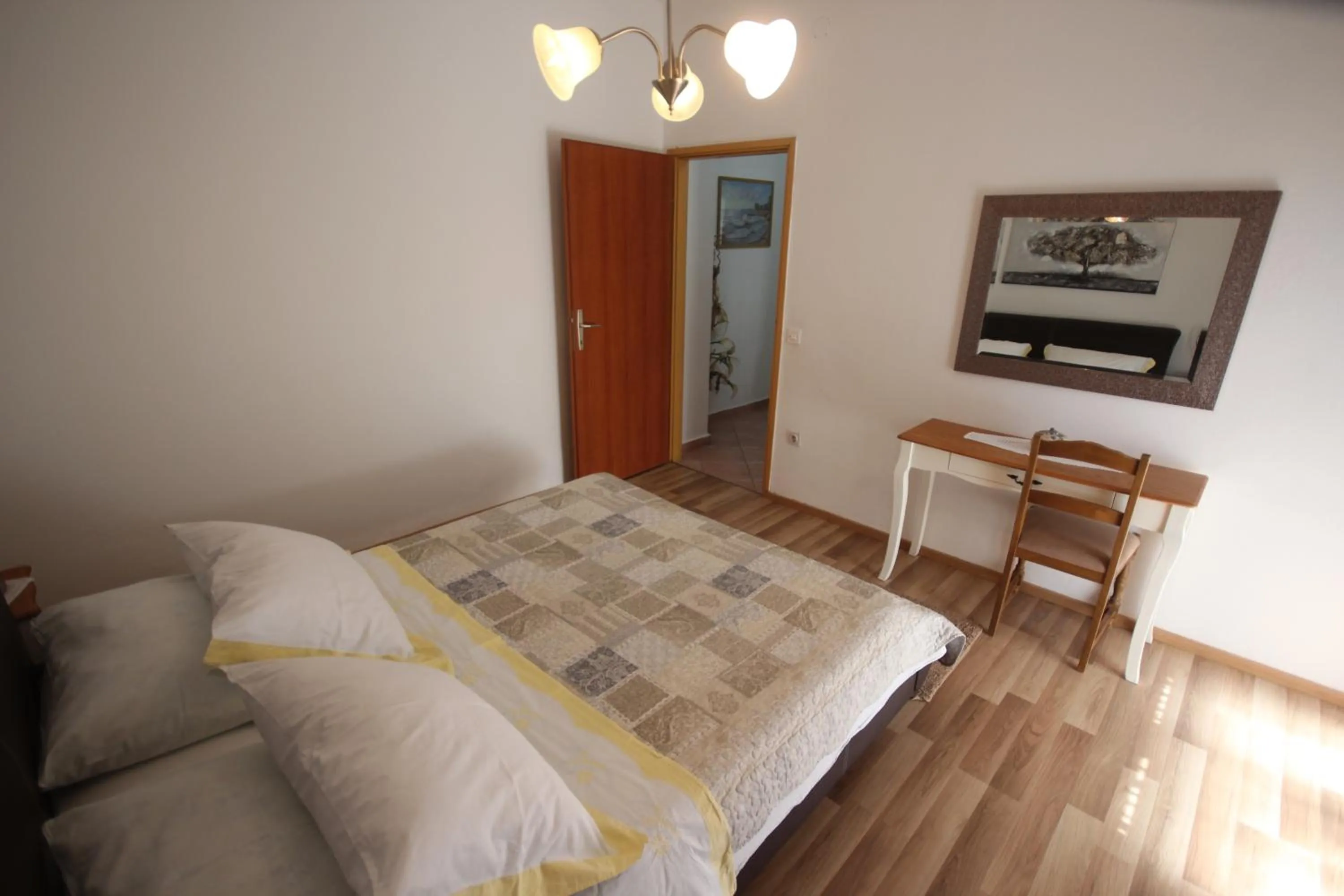 Bedroom in Cosy apartment 5min to beach Mirela Borik