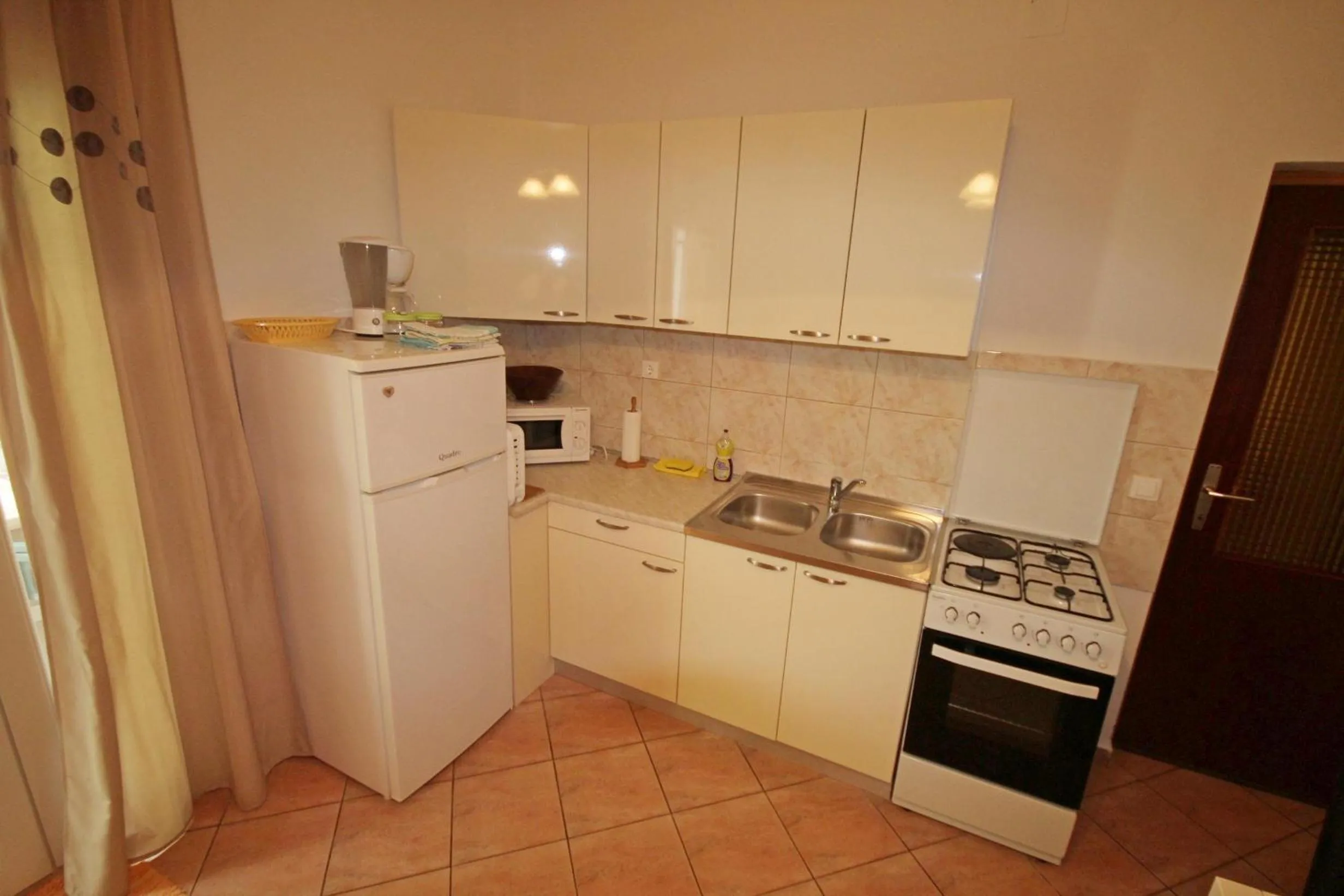 kitchen in Cosy apartment 5min to beach Mirela Borik