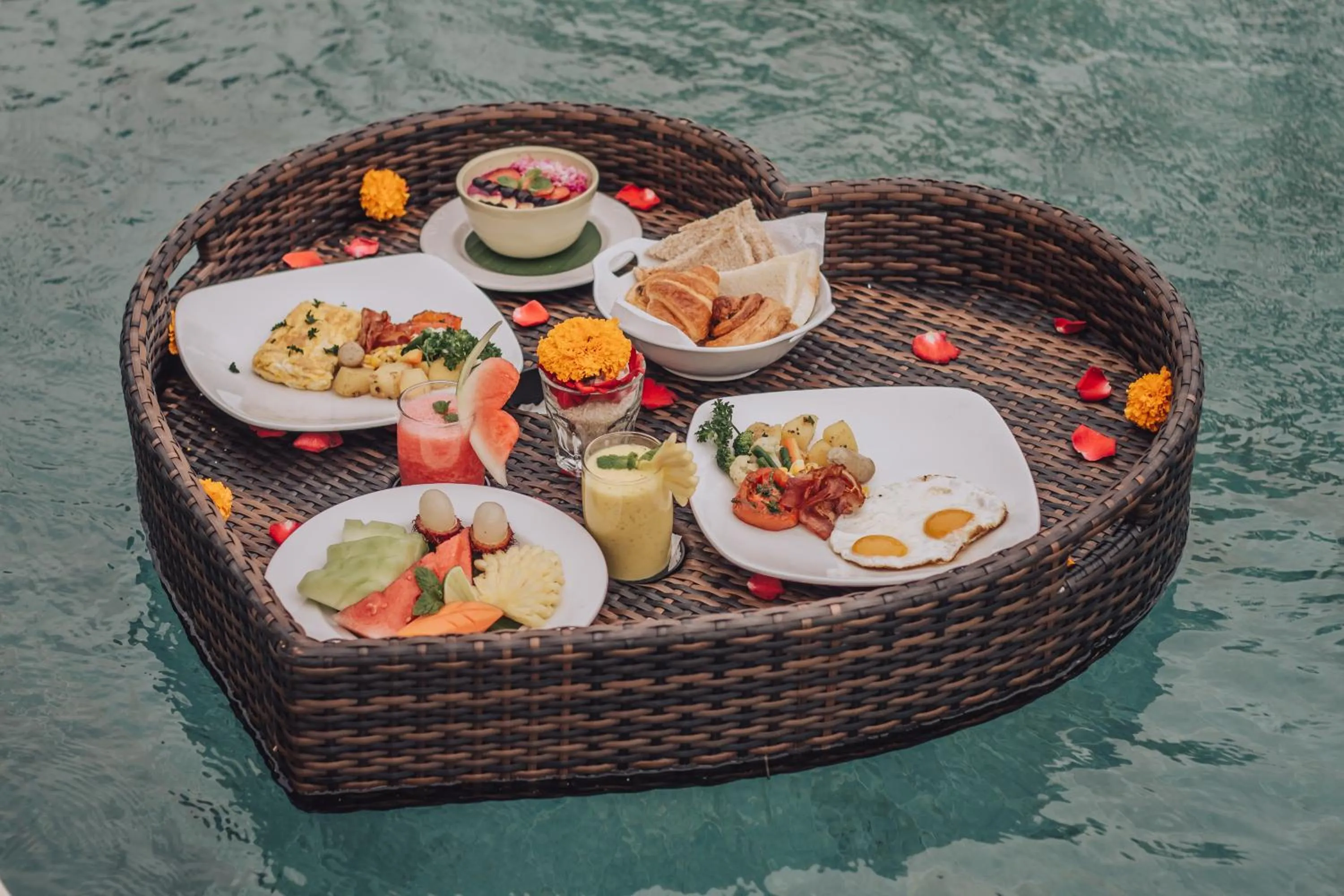 Food and drinks in Aswanaya Villas Ubud