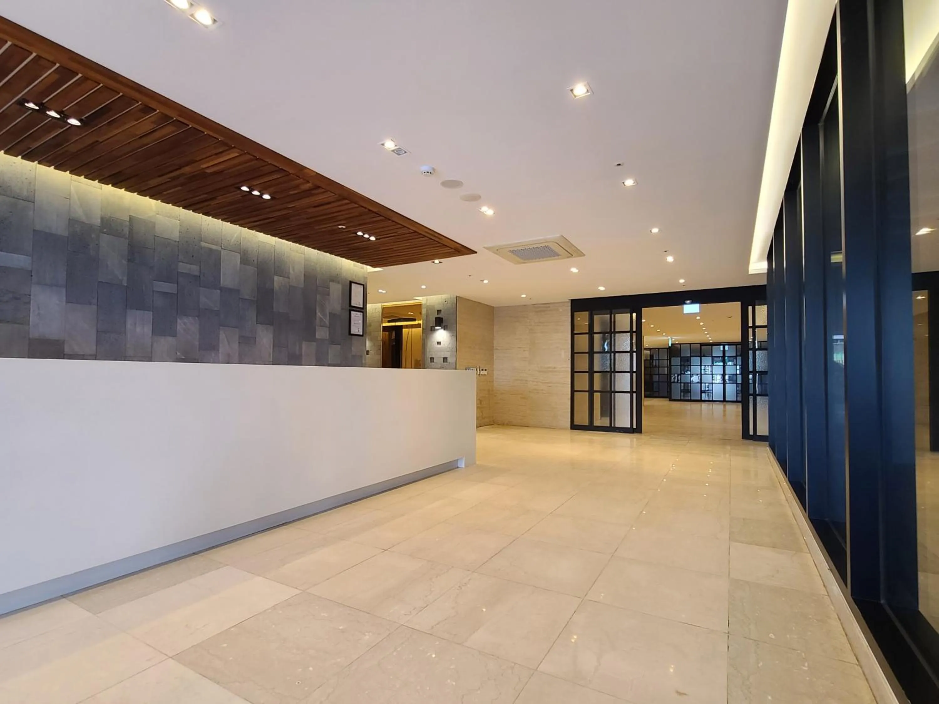 Lobby or reception in Tamara Jeju hotel