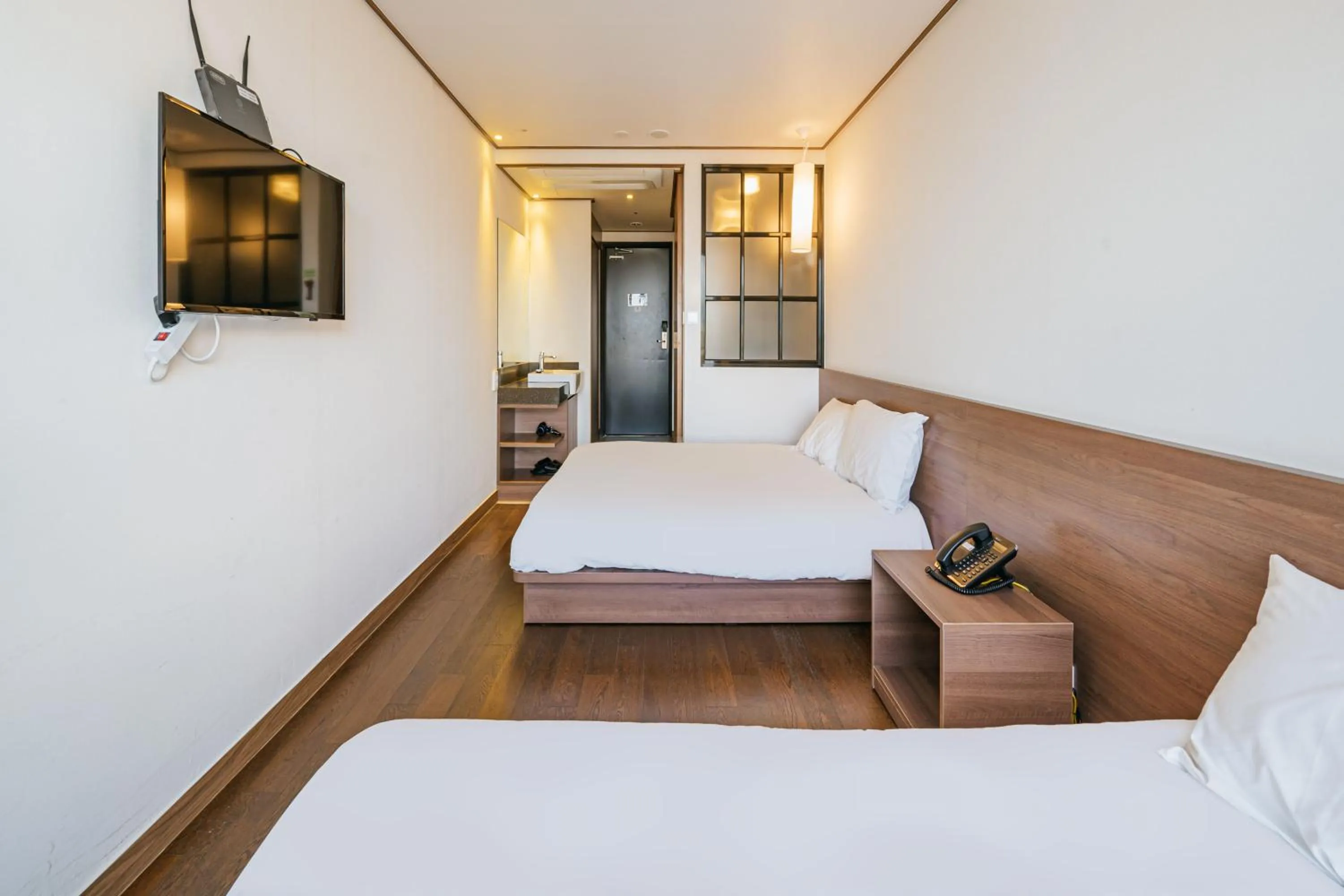 Photo of the whole room, Bed in Tamara Jeju hotel