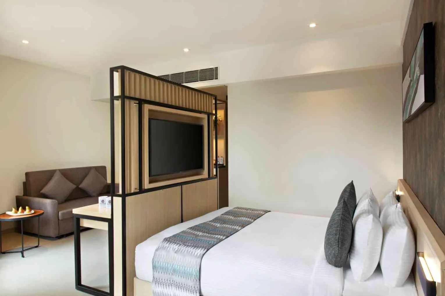 Communal lounge/ TV room, Bed in Click Hotel Bangalore - International Airport