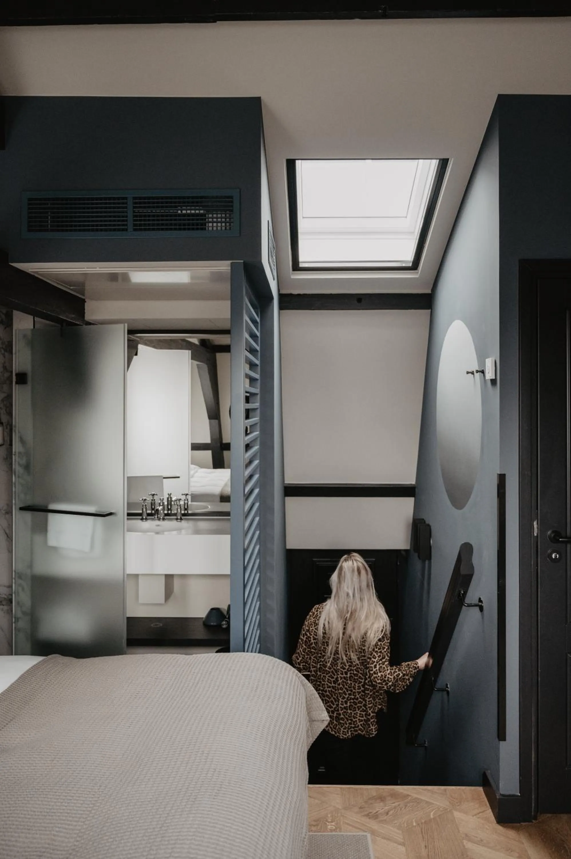 Shower, Bed in The Nox Hotel