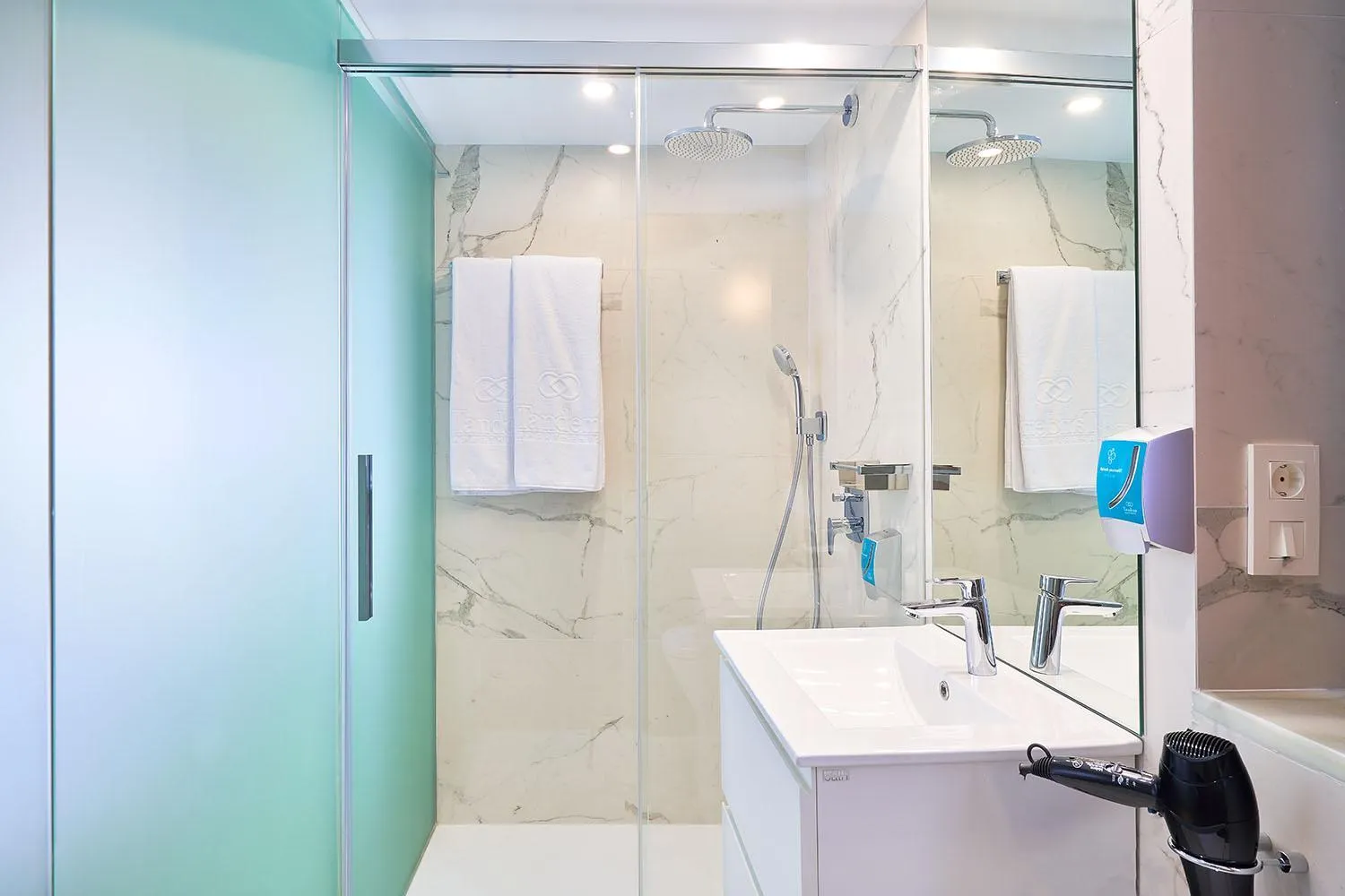 Bathroom in Tandem Torres de Cádiz Suites