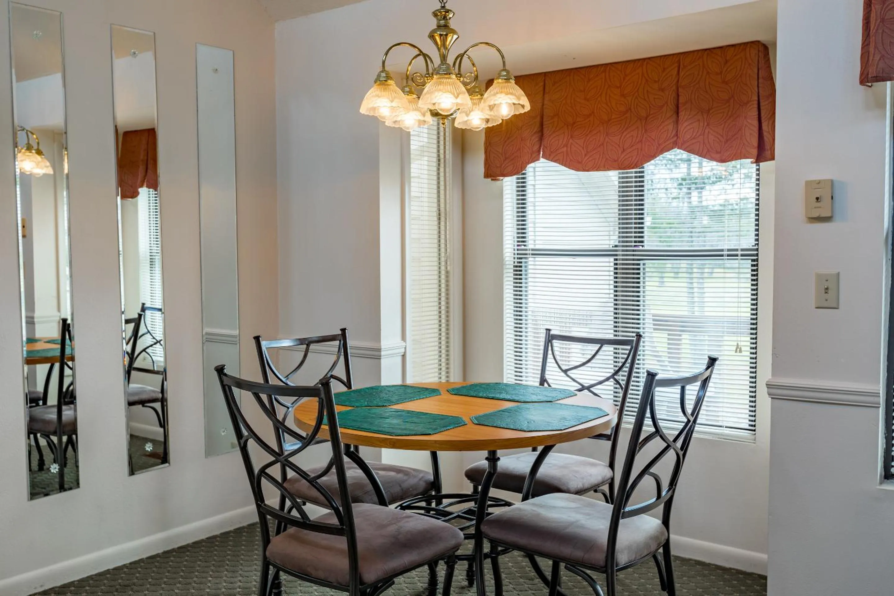 Dining area in Crown Resorts at Lake Tansi West