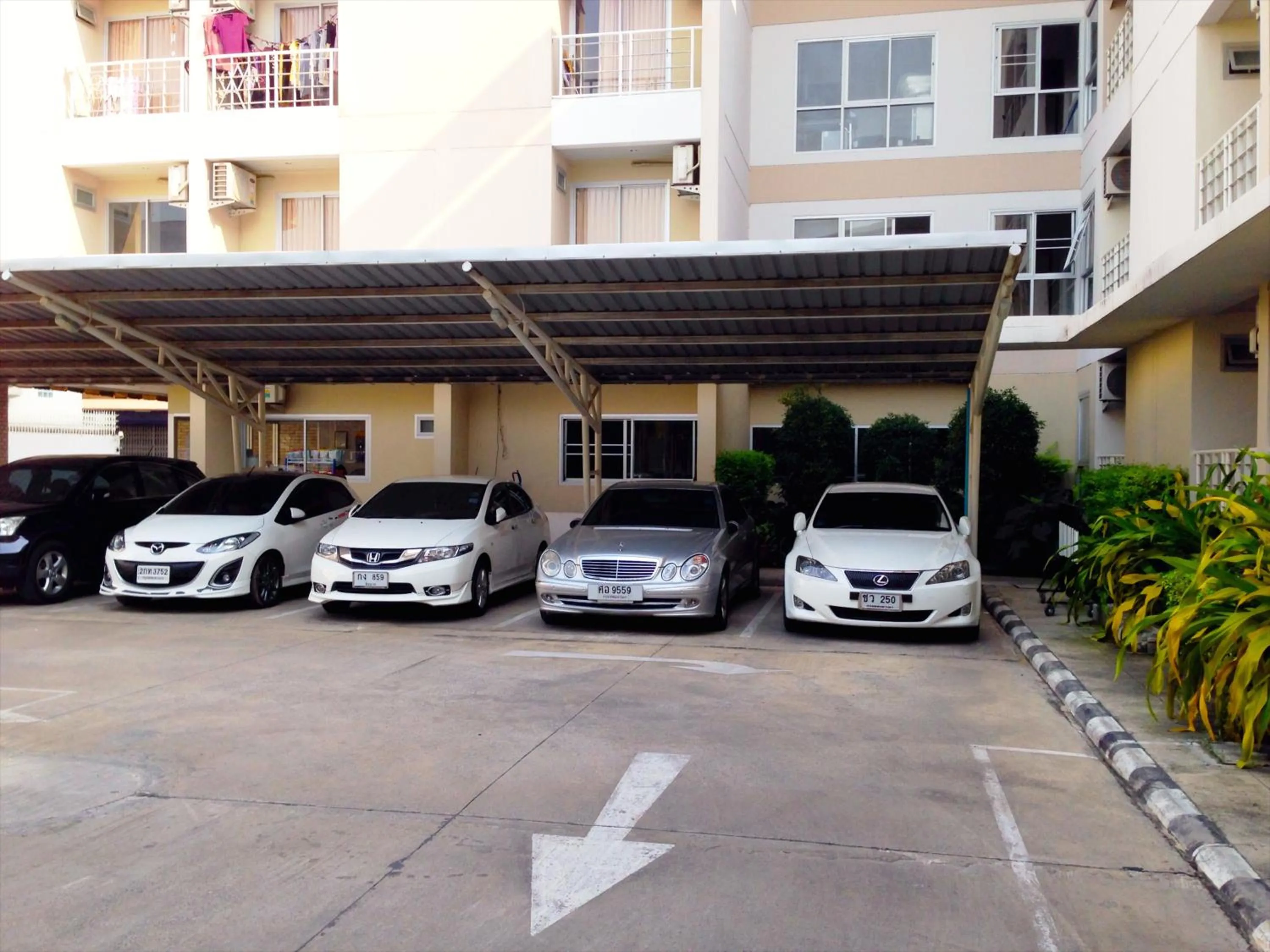 Facade/entrance in Baanbudsarin Apartment