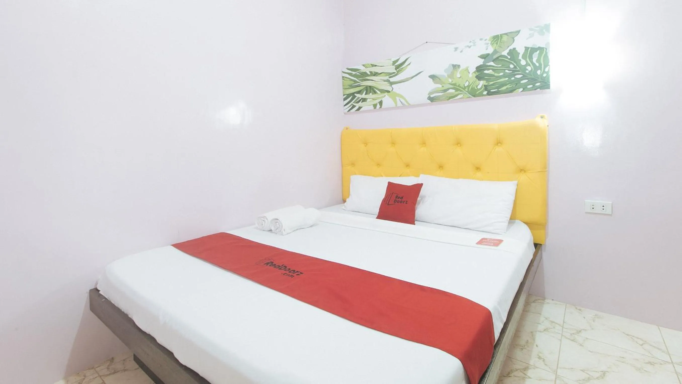 Bed in RedDoorz at Queens Hometel