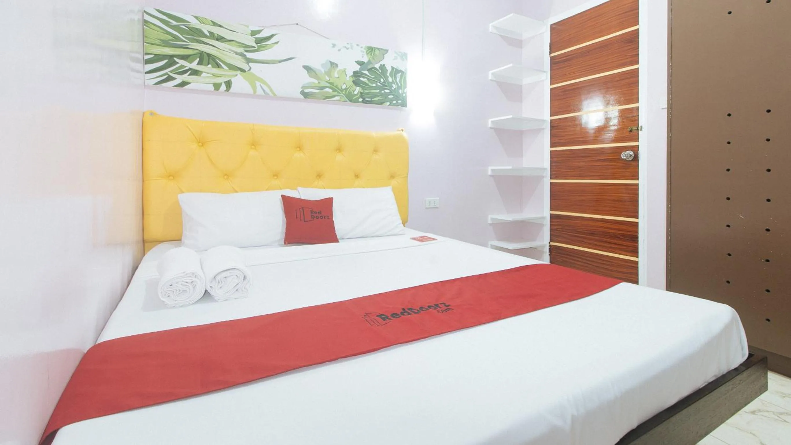 Bed in RedDoorz at Queens Hometel