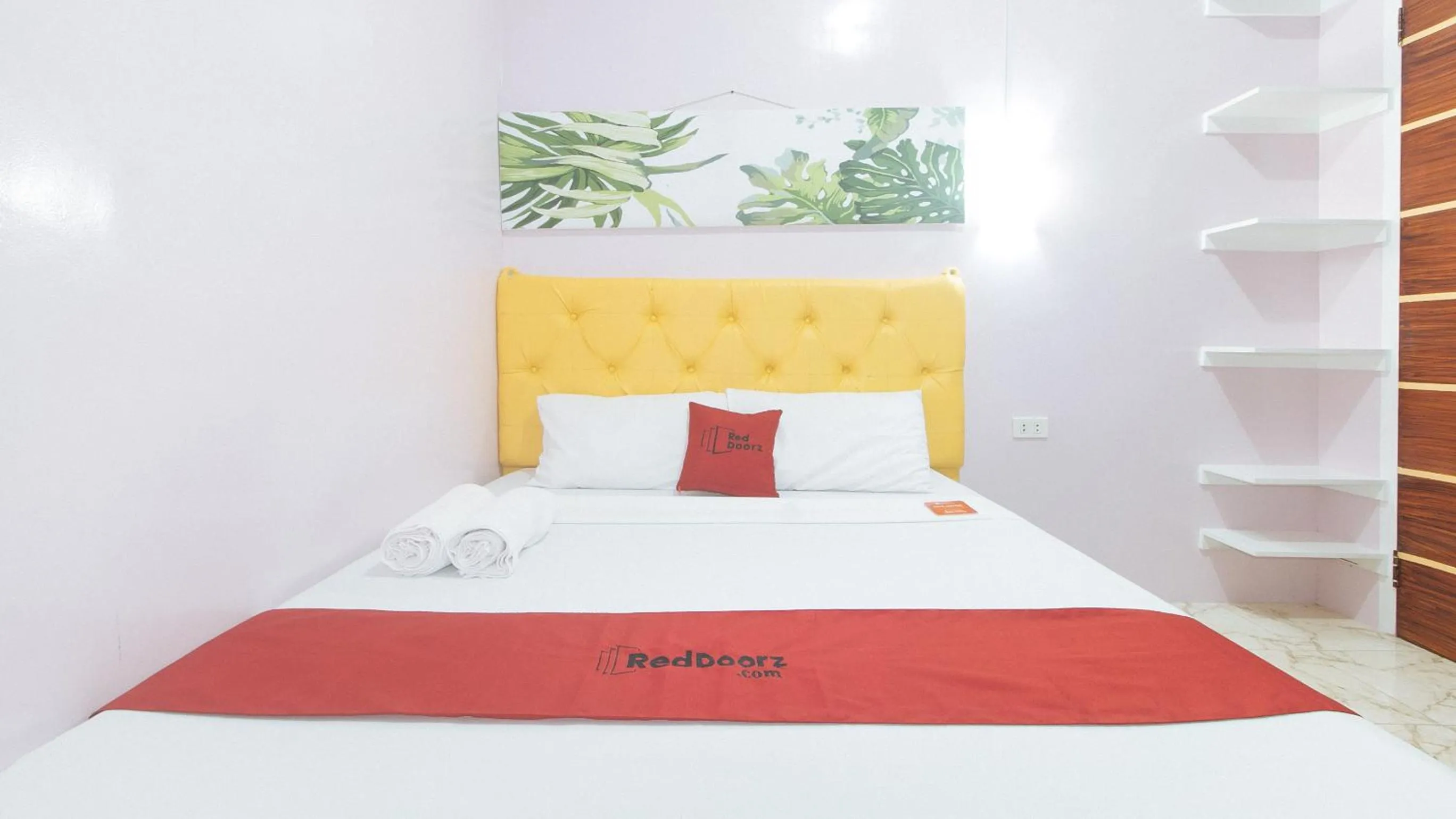Bed in RedDoorz at Queens Hometel