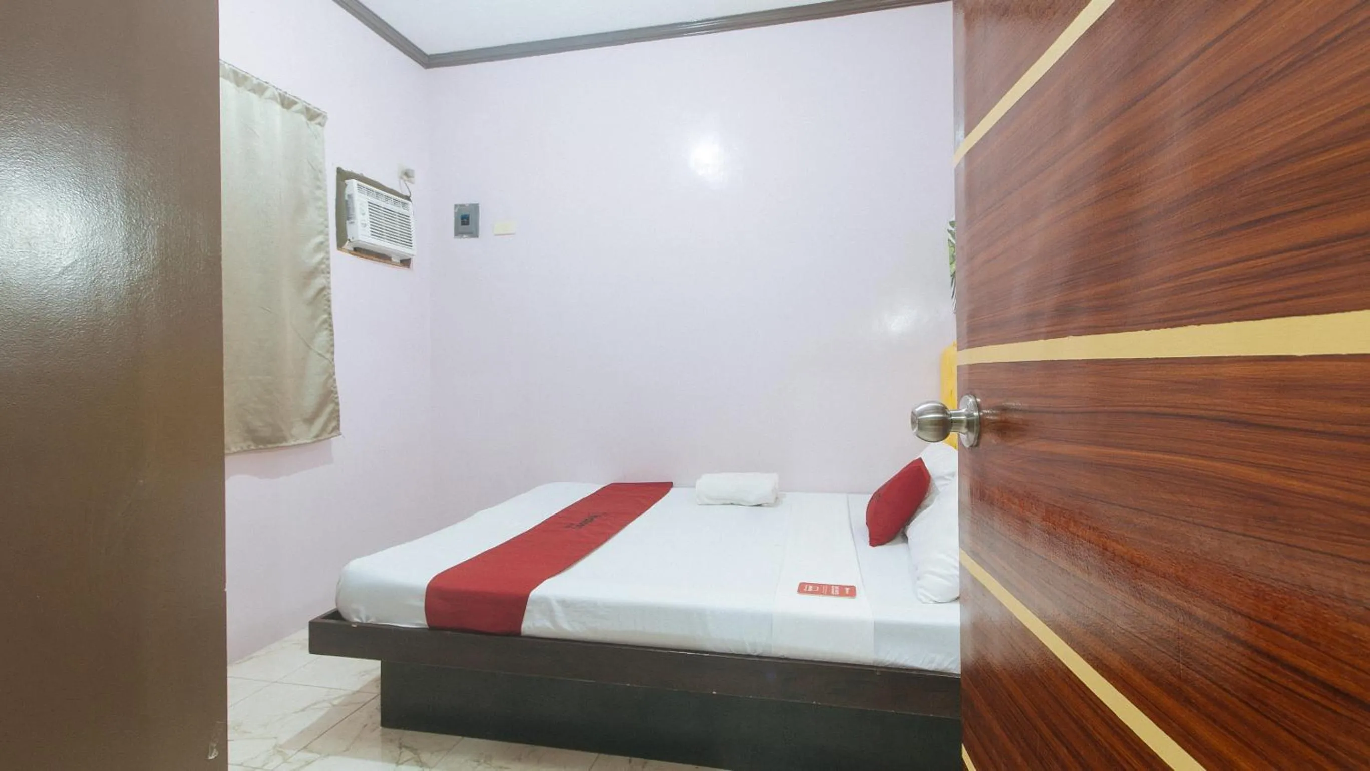 Bed in RedDoorz at Queens Hometel