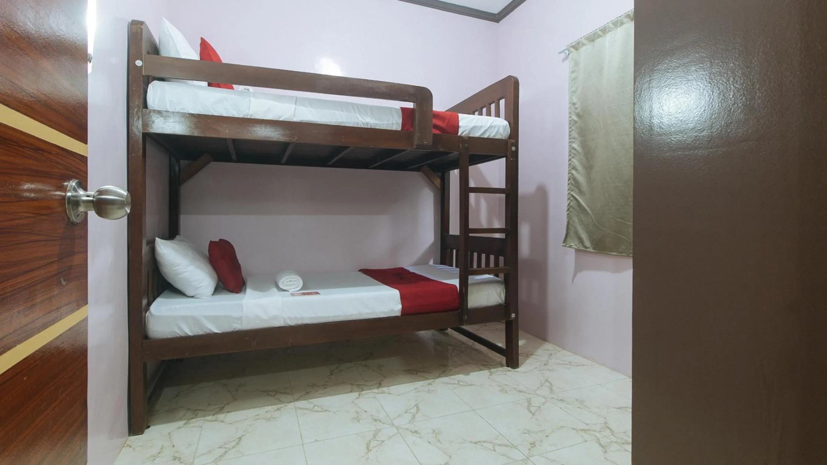 Bedroom, Bed in RedDoorz at Queens Hometel